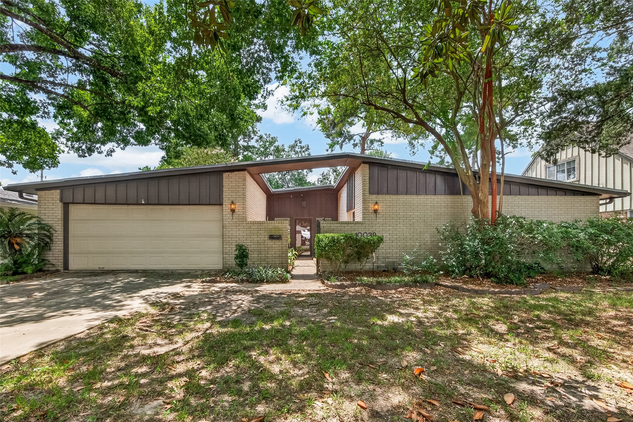 10039 Warwana Property Photo 1