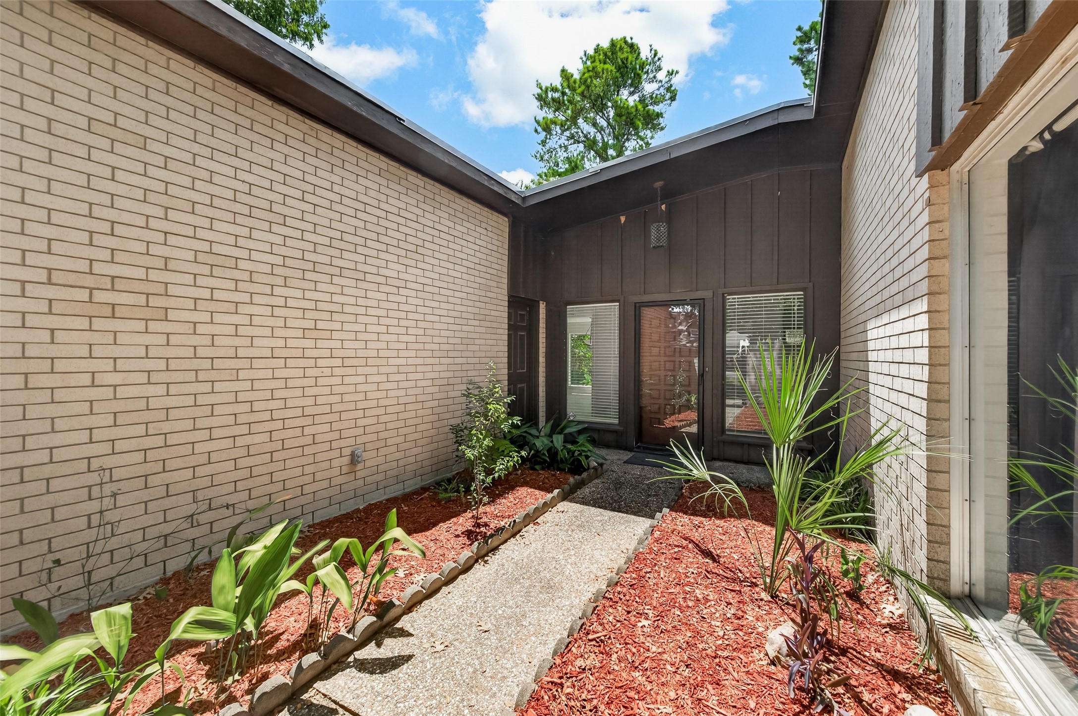 10039 Warwana Property Photo 5