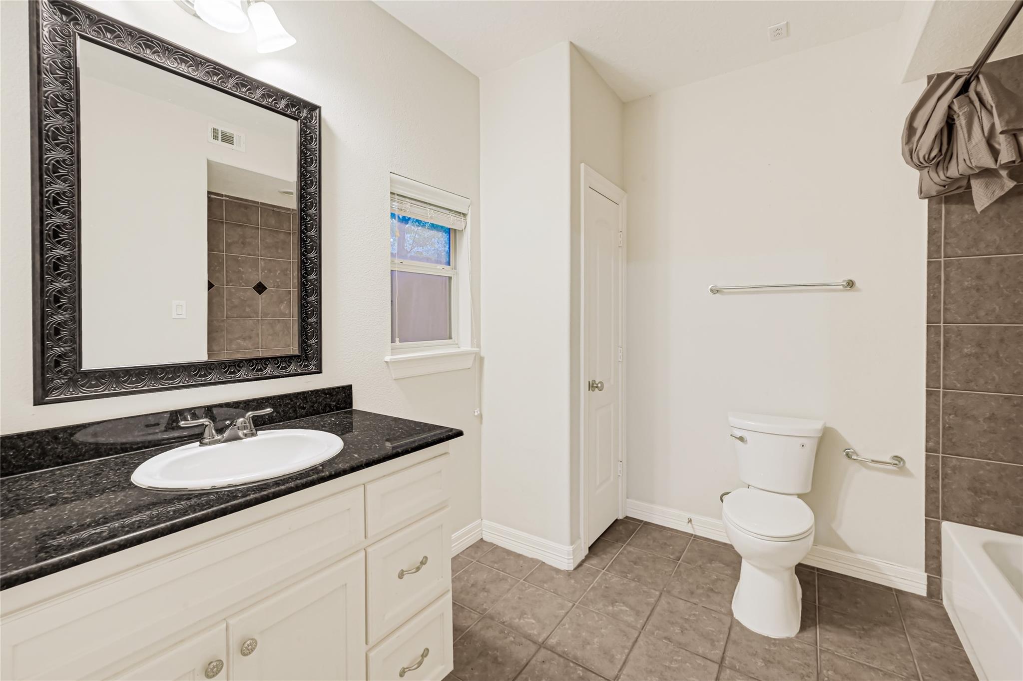 1402 Thompson Street Property Photo 7