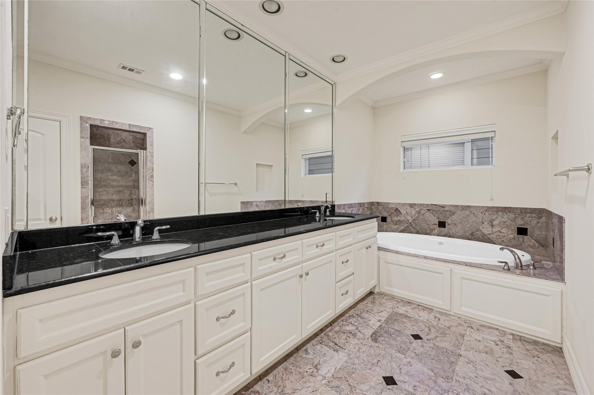 1402 Thompson Street Property Photo 24
