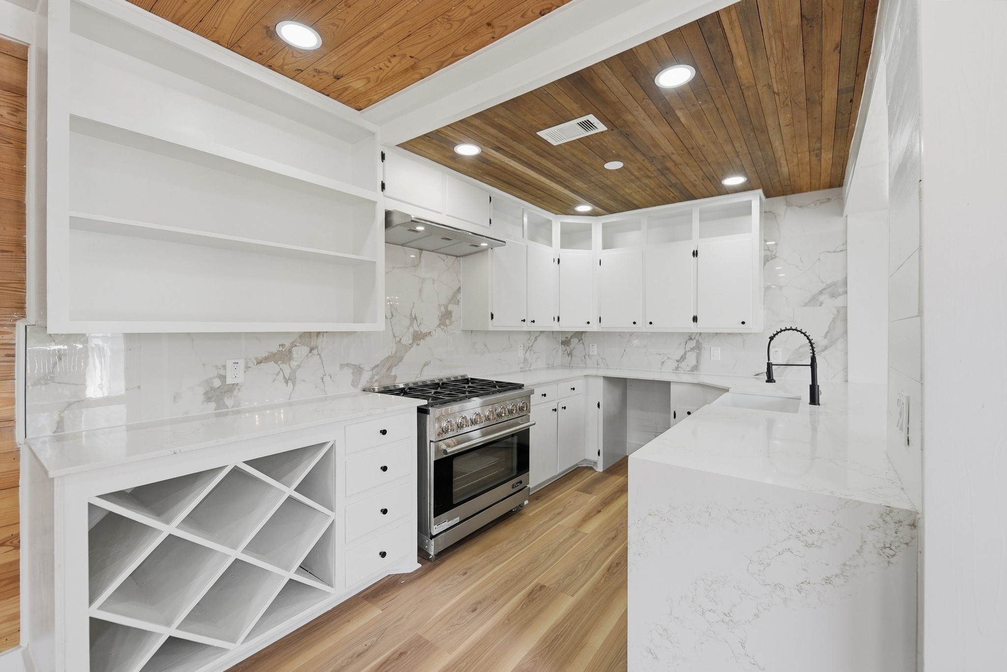 122 N Holland Street Property Photo 7