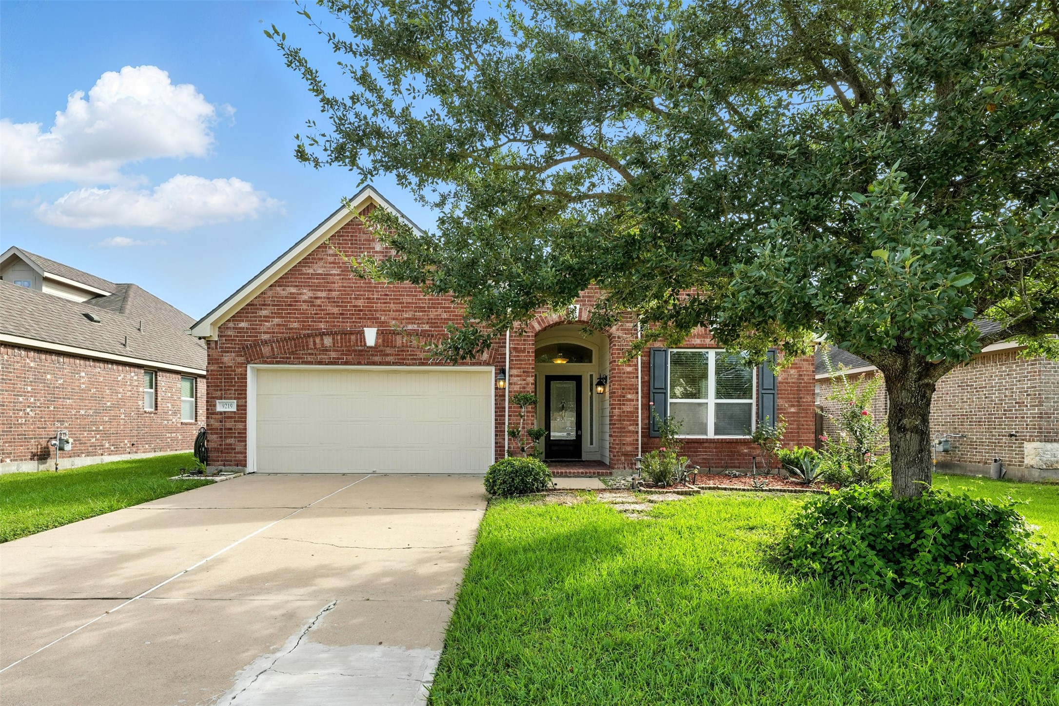 9219 Gilbert Hollow Drive Property Photo 2