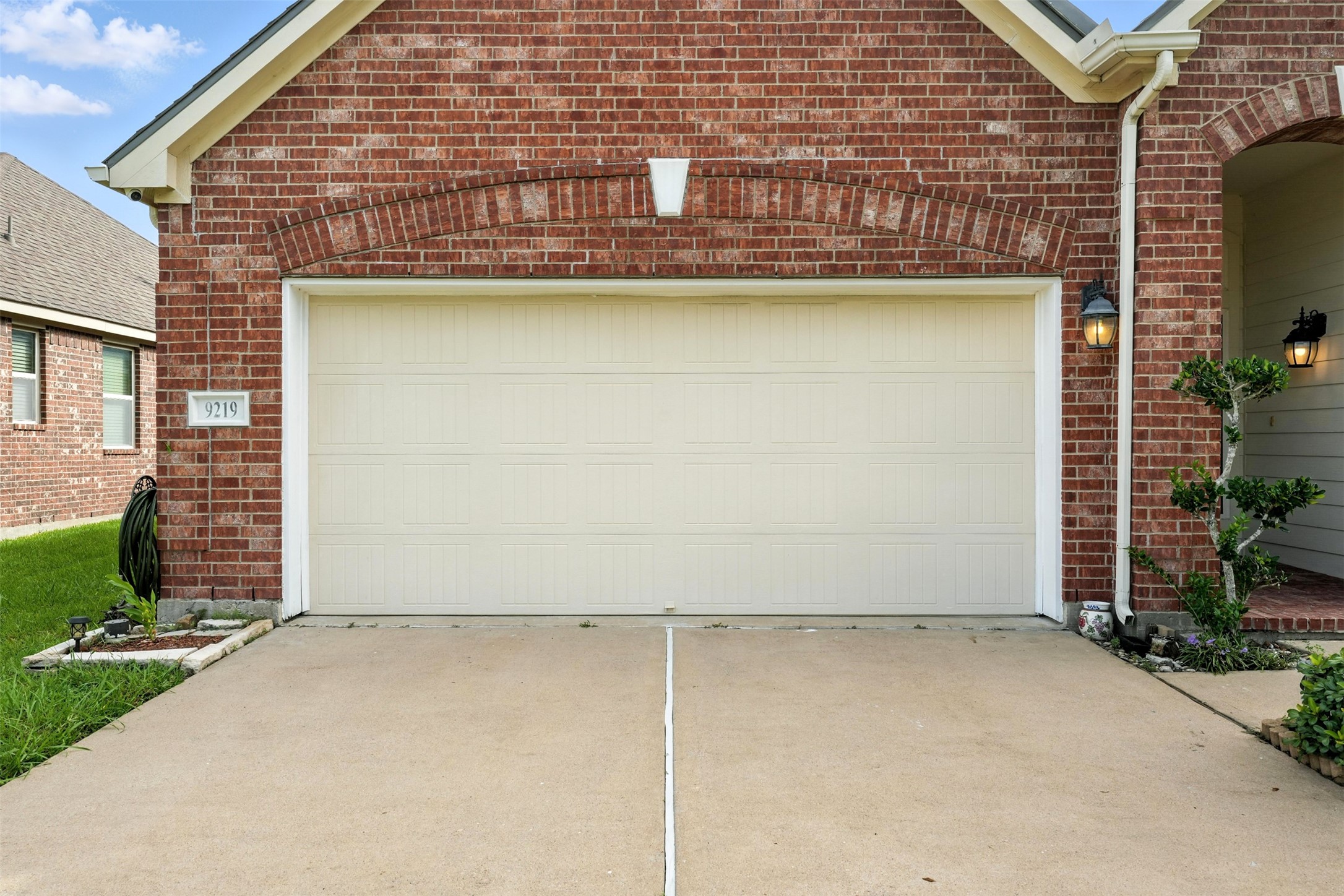 9219 Gilbert Hollow Drive Property Photo 3
