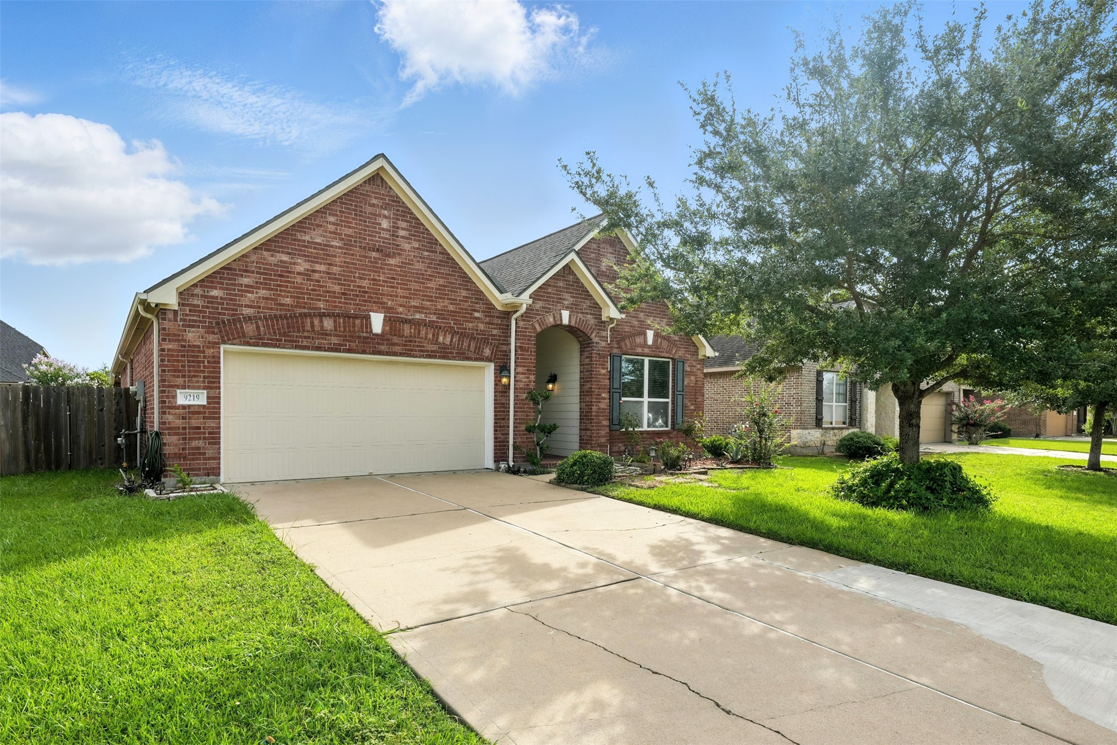 9219 Gilbert Hollow Drive Property Photo 5