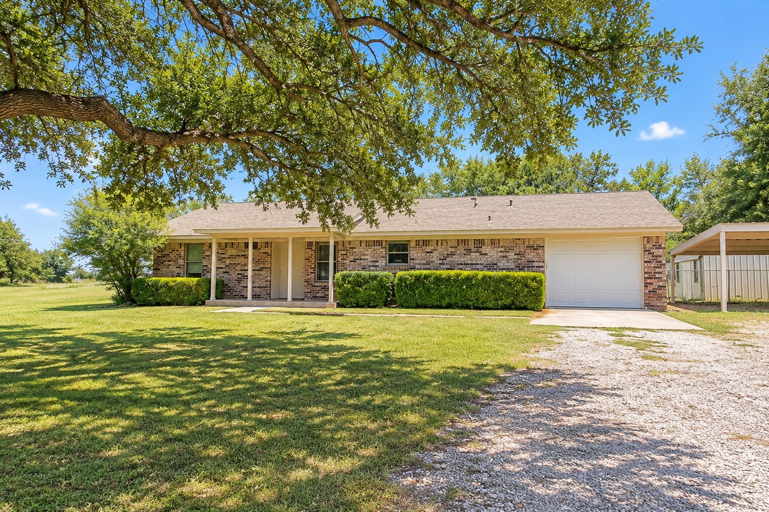 828 Armadillo Drive Property Photo 1