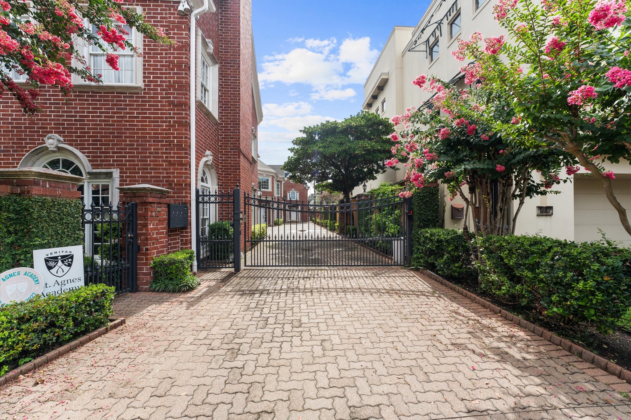 2222 Nantucket Drive B Property Photo 4