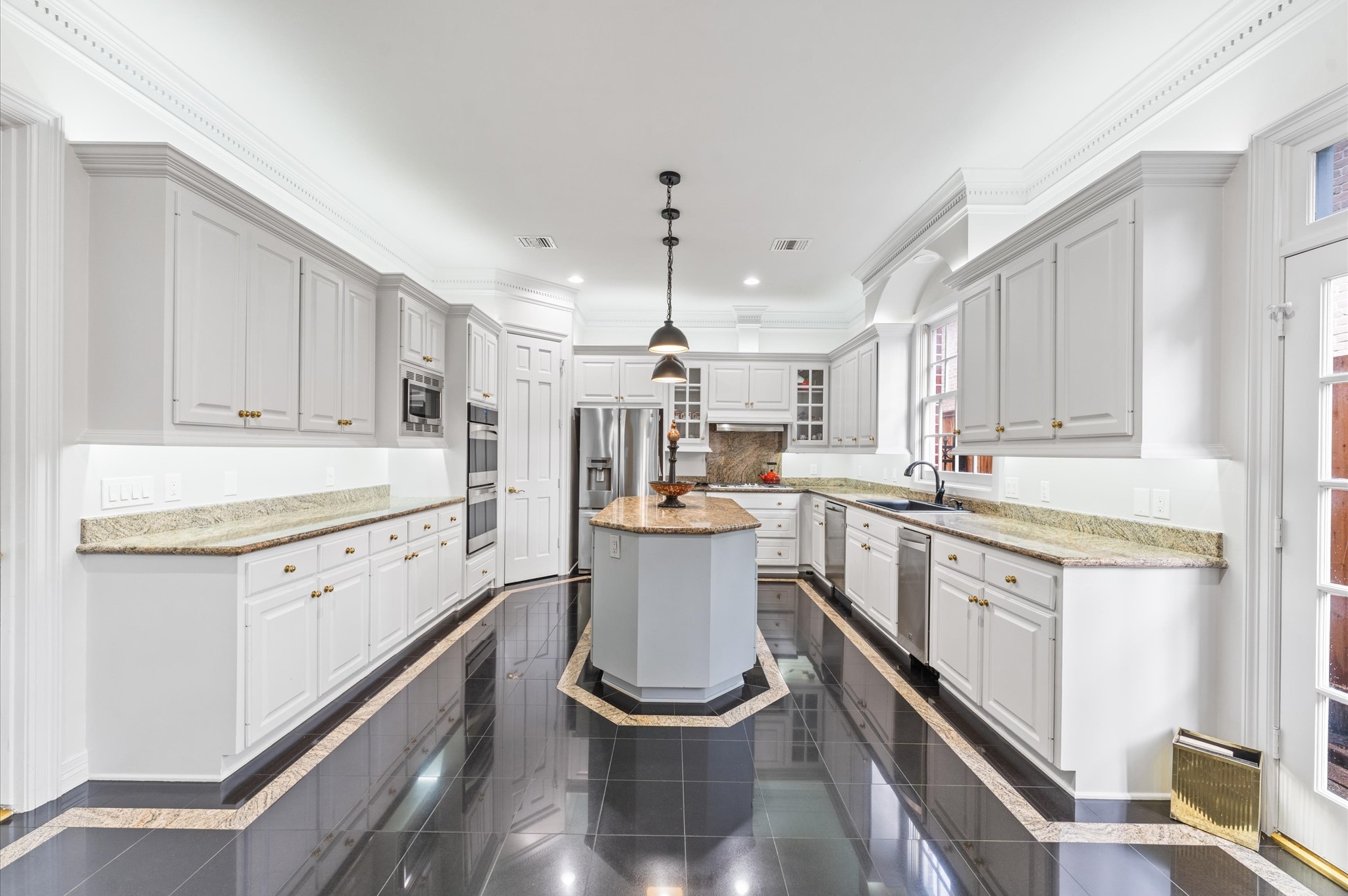 2222 Nantucket Drive B Property Photo 10