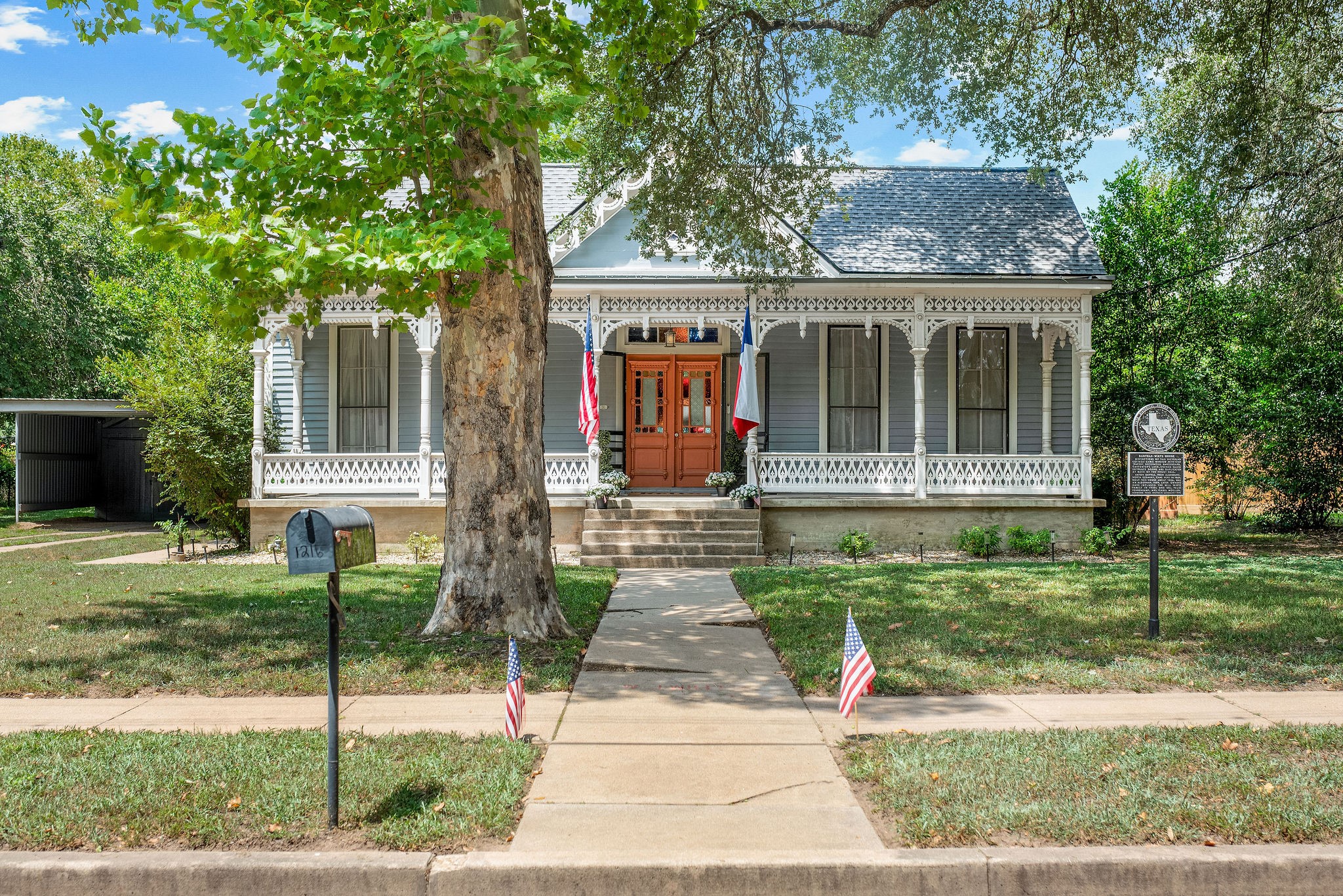 1216 Live Oak Street Property Photo 1