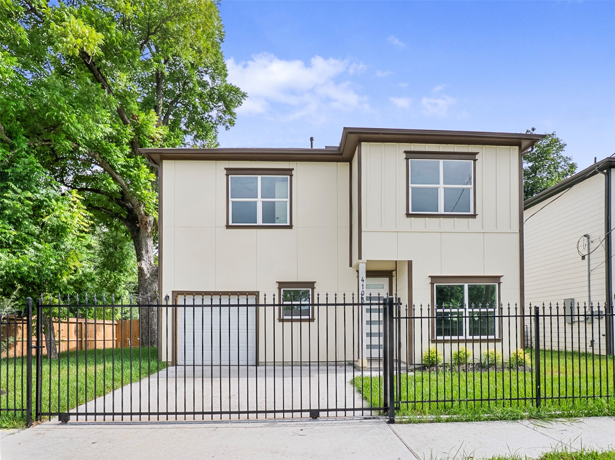 4103 E Toliver Street Property Photo 1