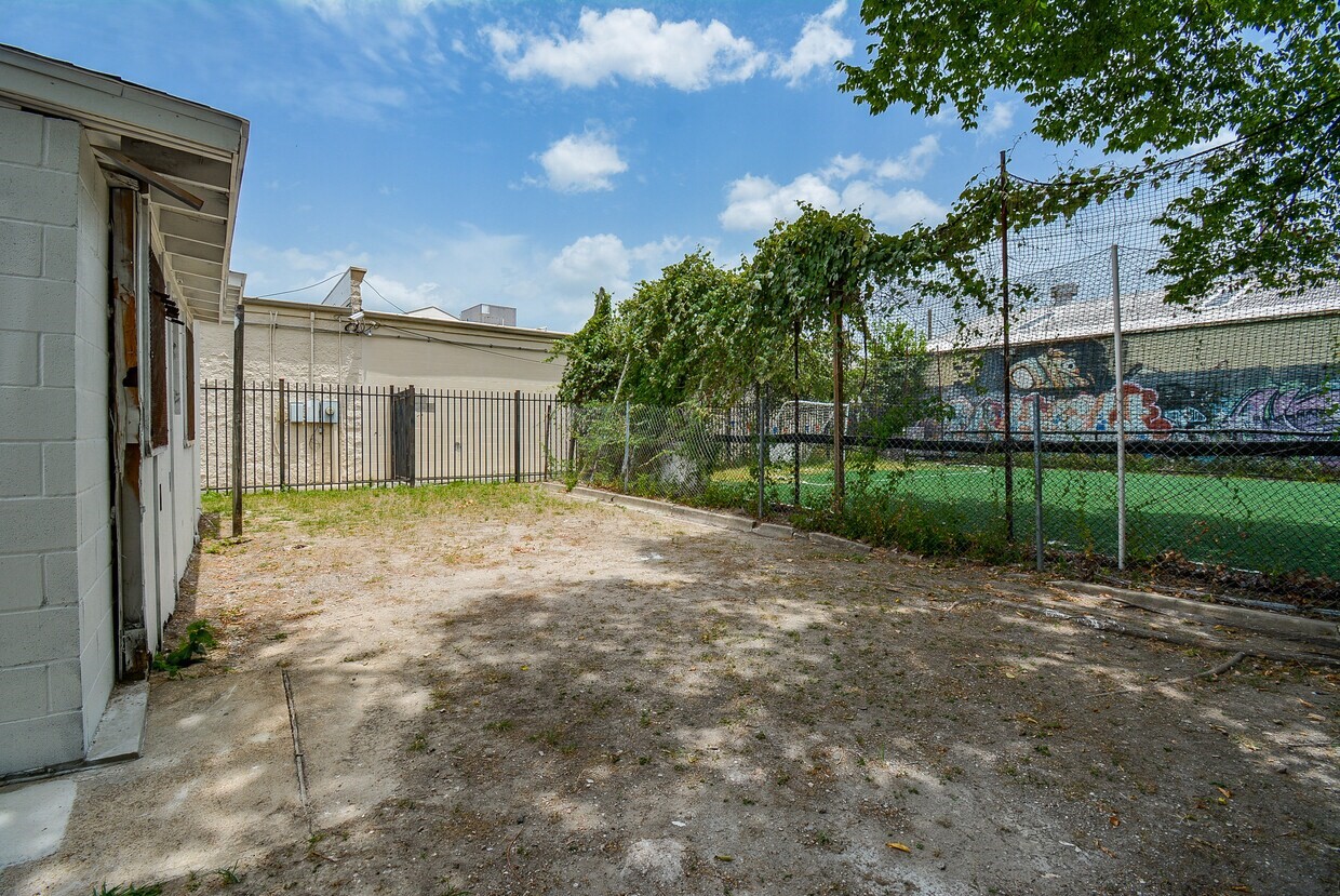 1804 N Main Street Property Photo 4