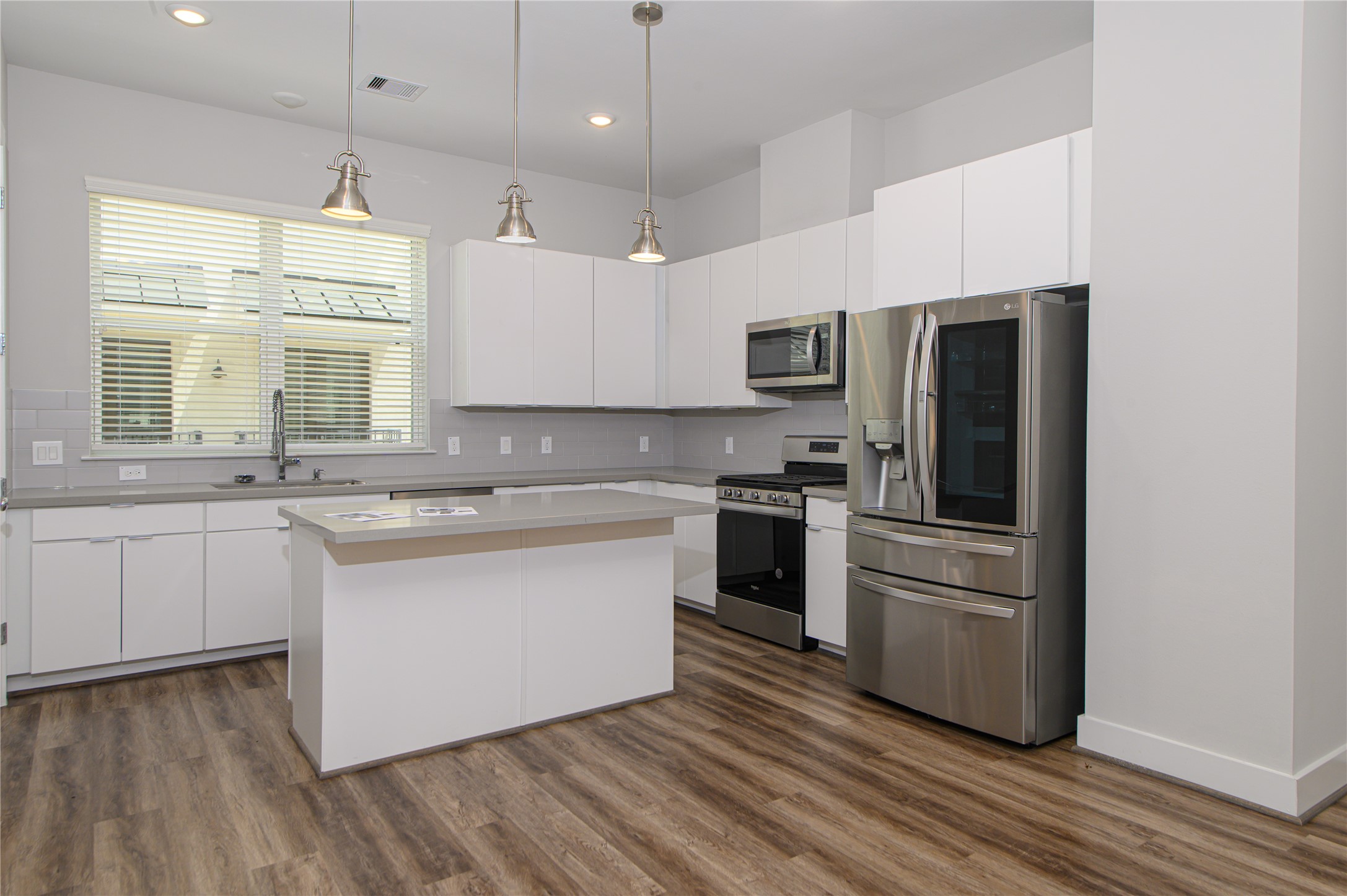 1274 N Post Oak Road B Property Photo 3