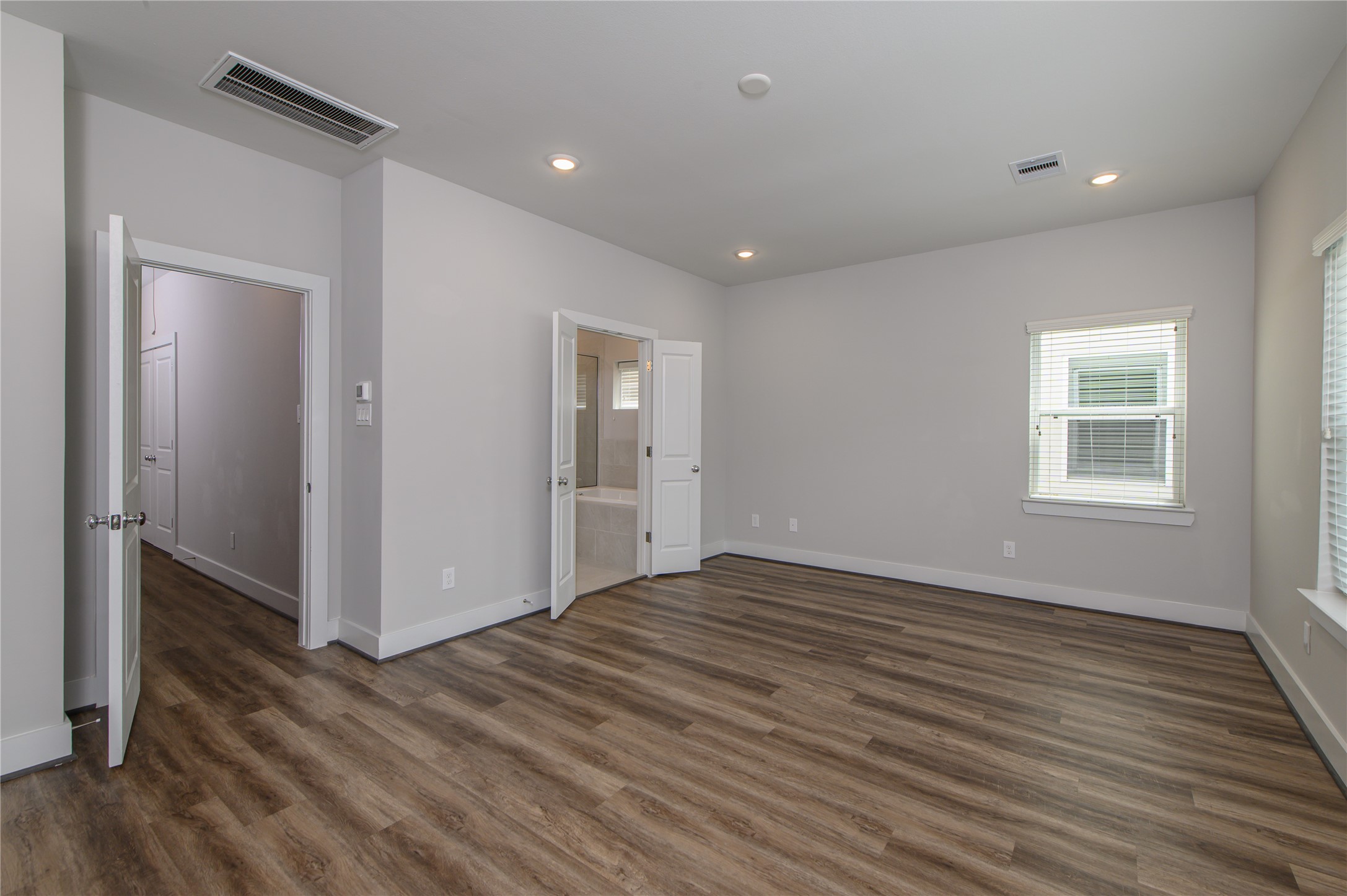1274 N Post Oak Road B Property Photo 6