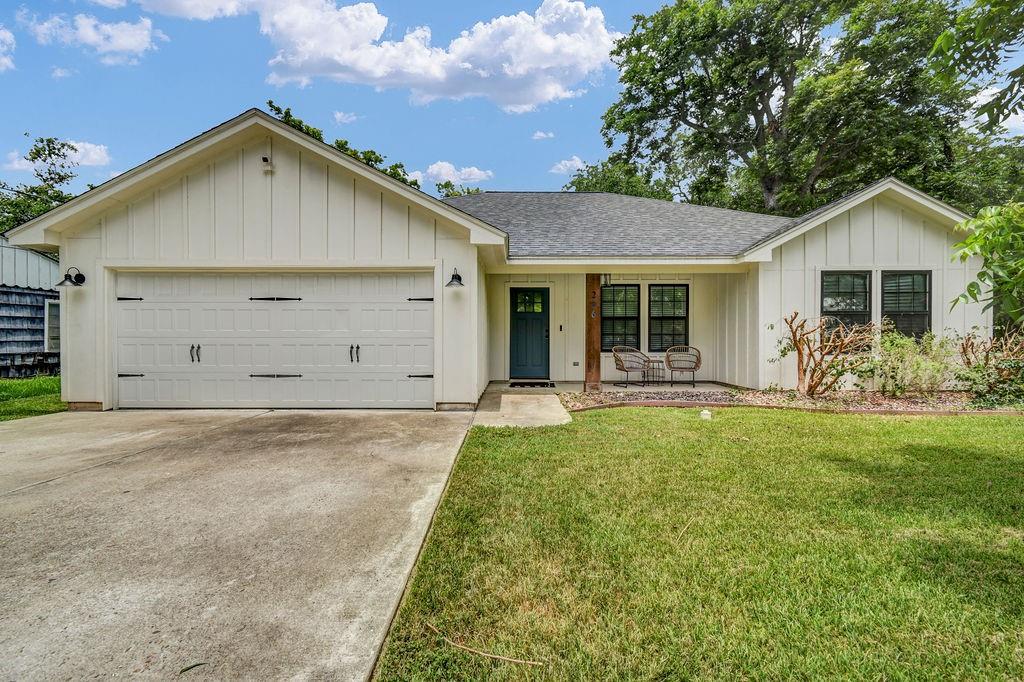 206 Southern Oaks Drive, Lake Jackson TX 77566 Property Photo 1