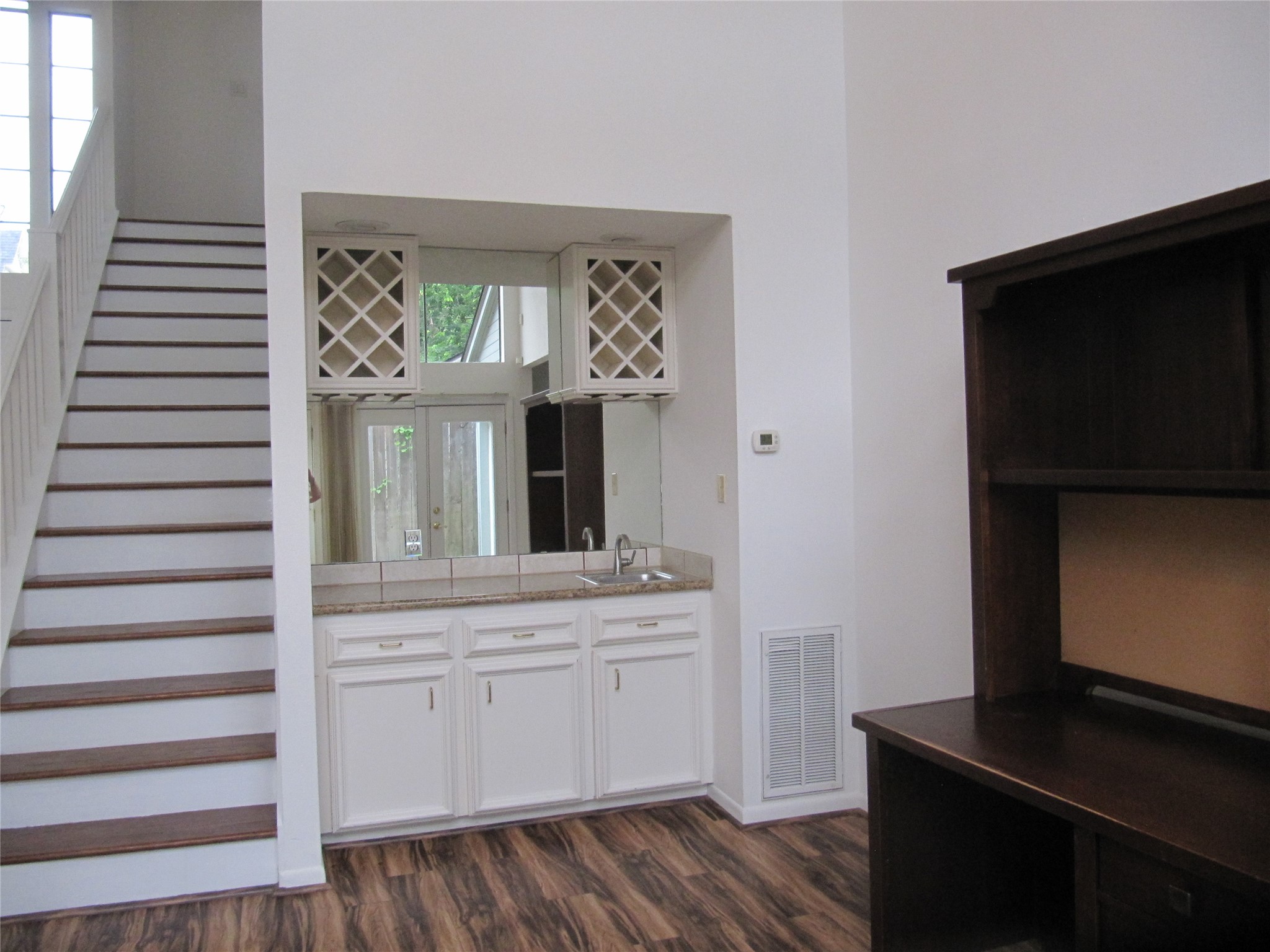 109 W 10 Street Property Photo 5