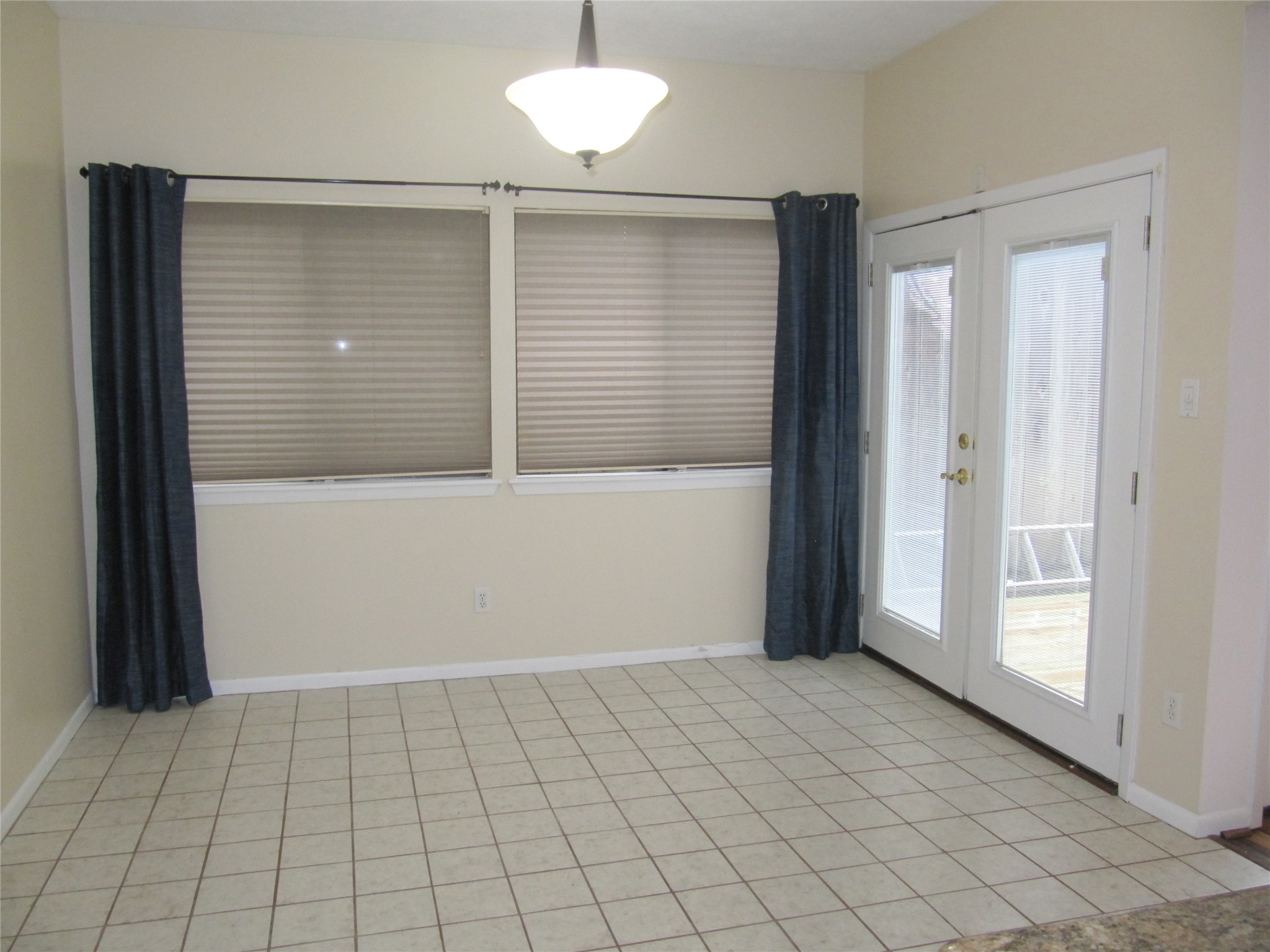 109 W 10 Street Property Photo 6