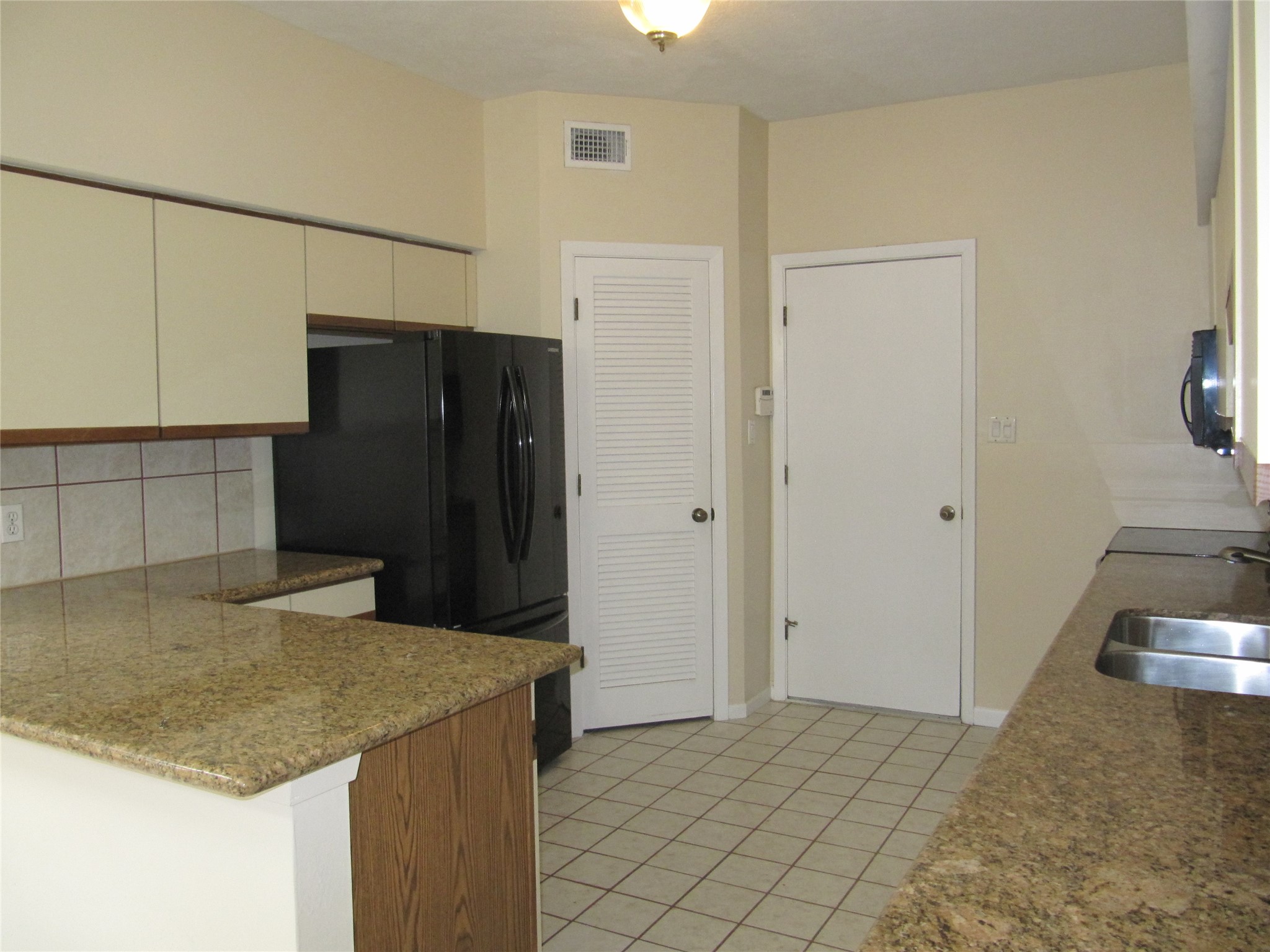109 W 10 Street Property Photo 7