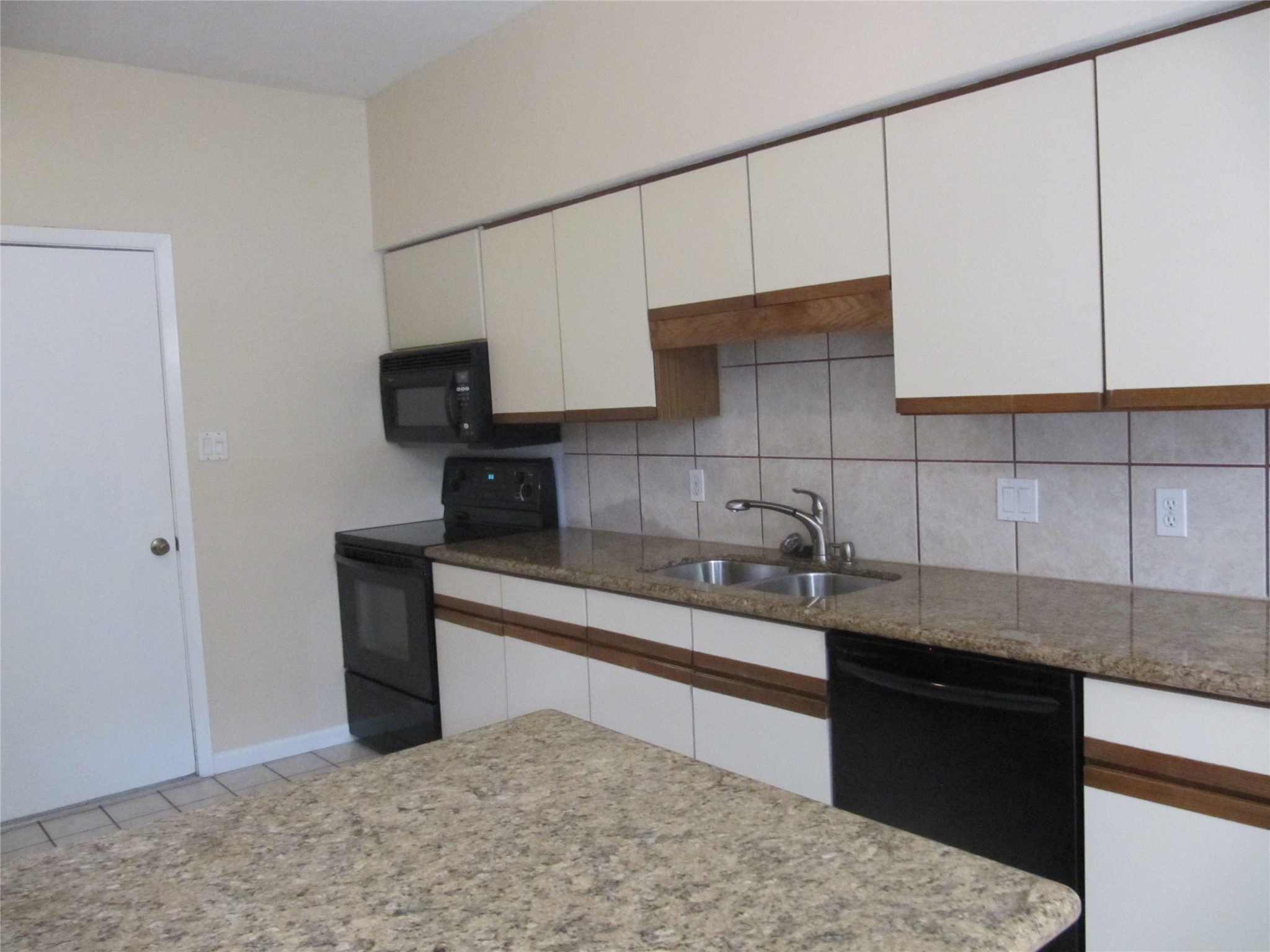 109 W 10 Street Property Photo 8