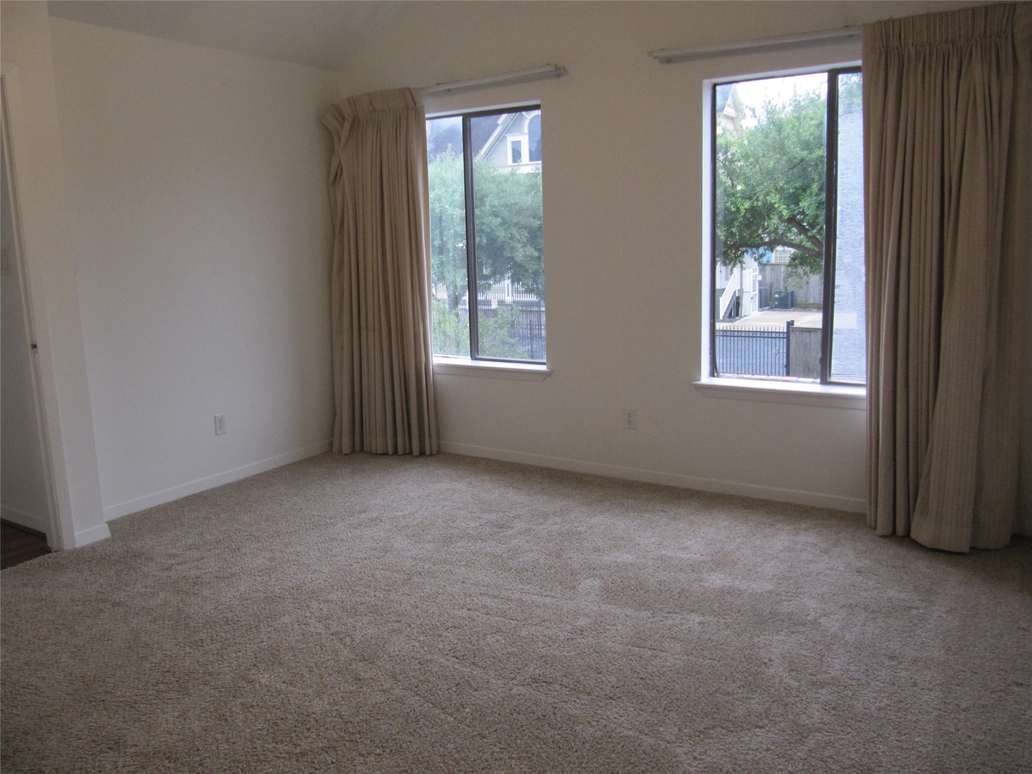 109 W 10 Street Property Photo 10