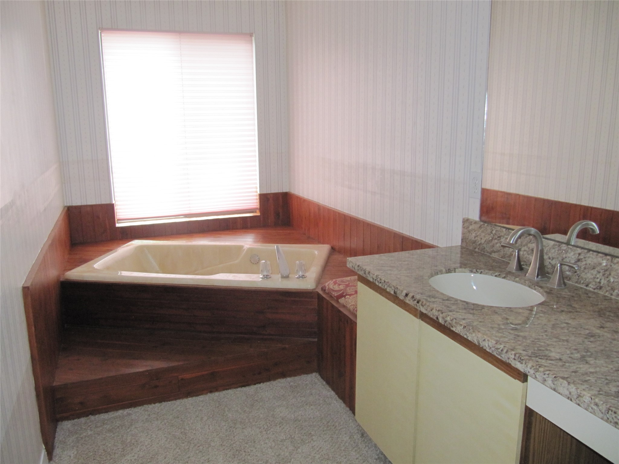 109 W 10 Street Property Photo 13