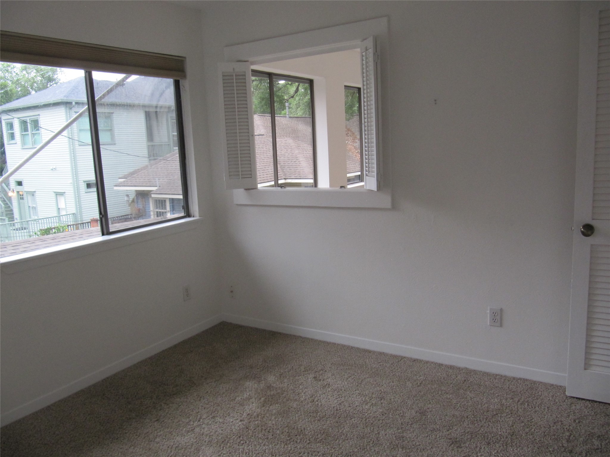 109 W 10 Street Property Photo 15