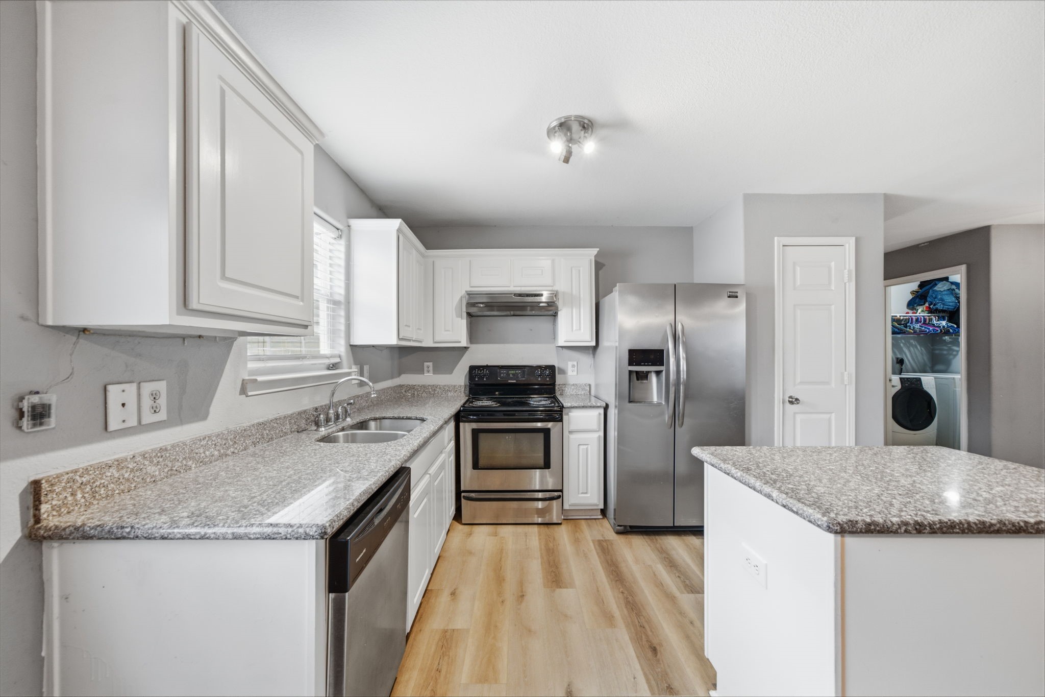 6834 Rambling Brook Lane Property Photo 4