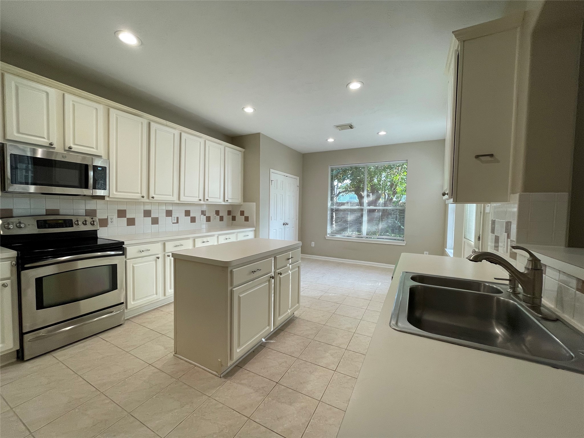 23738 River Place Drive Property Photo 7