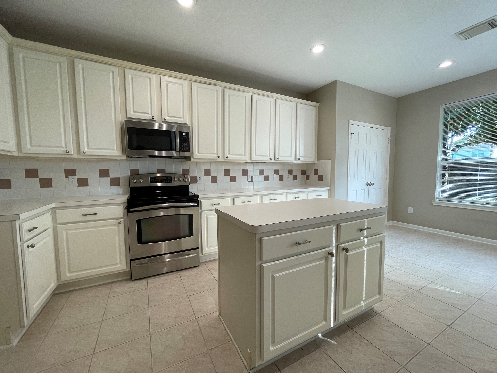 23738 River Place Drive Property Photo 9