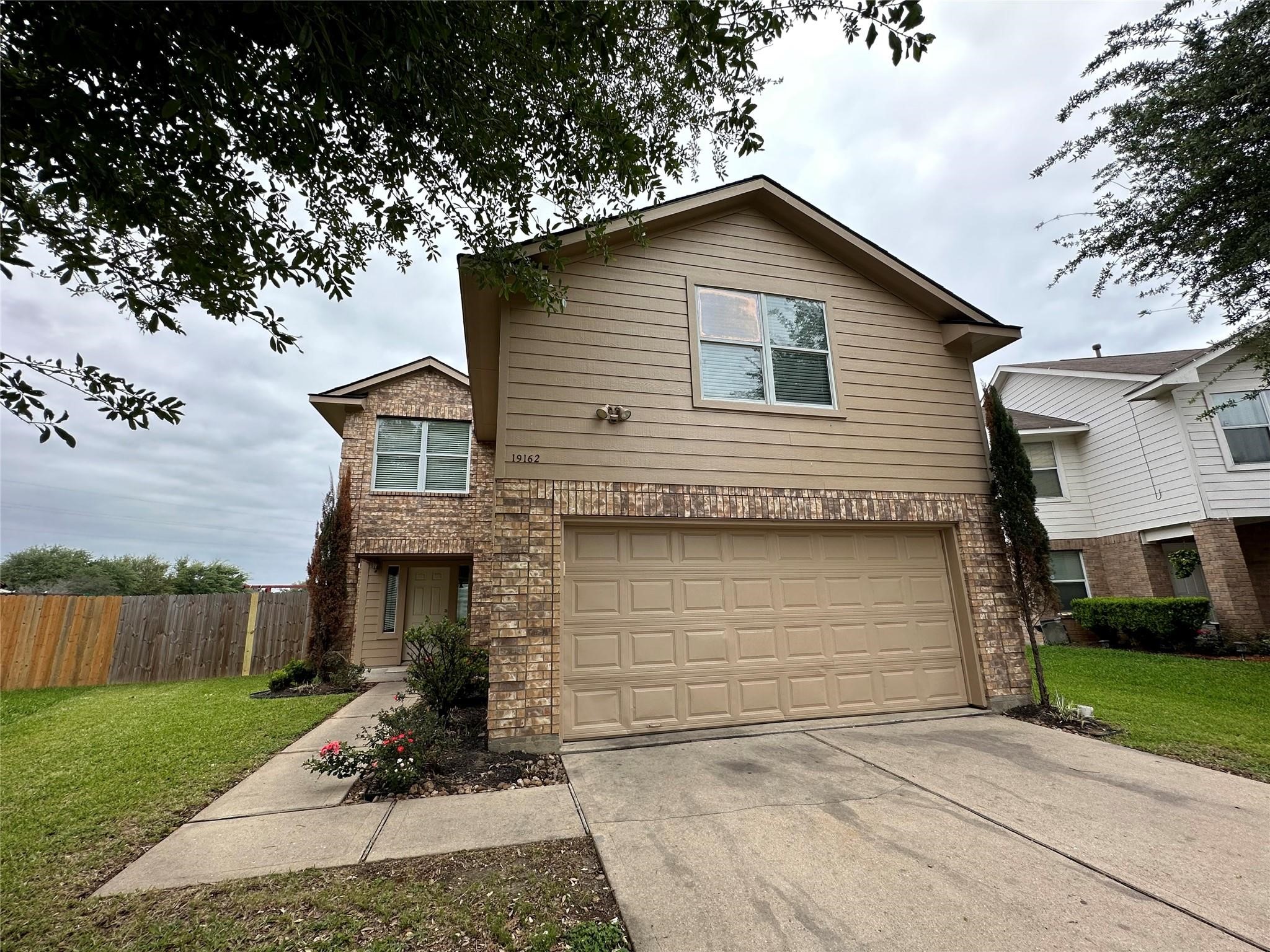 19162 Yellow Thrush Drive Property Photo 3