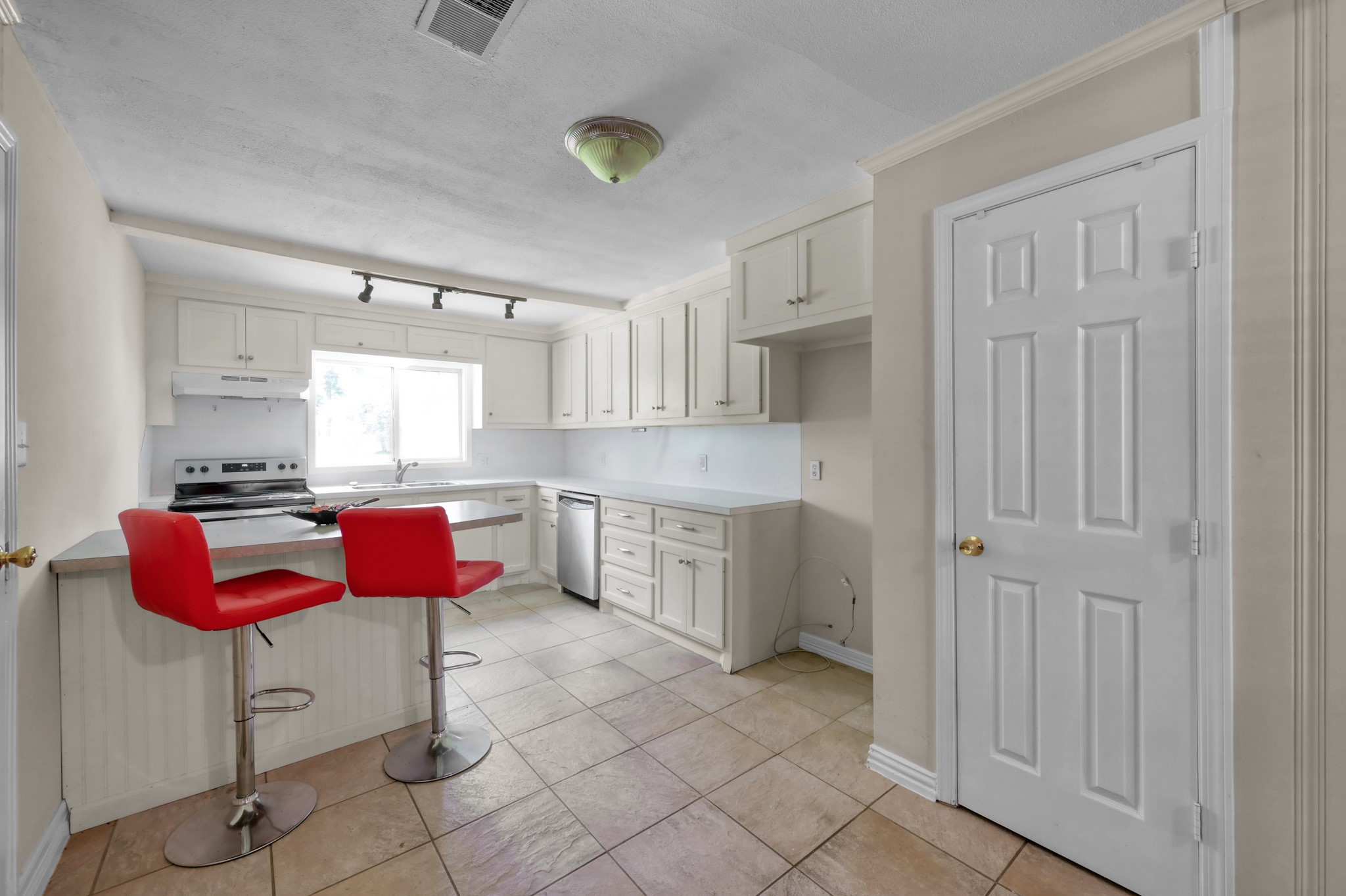 210 Harris Boulevard Property Photo 8
