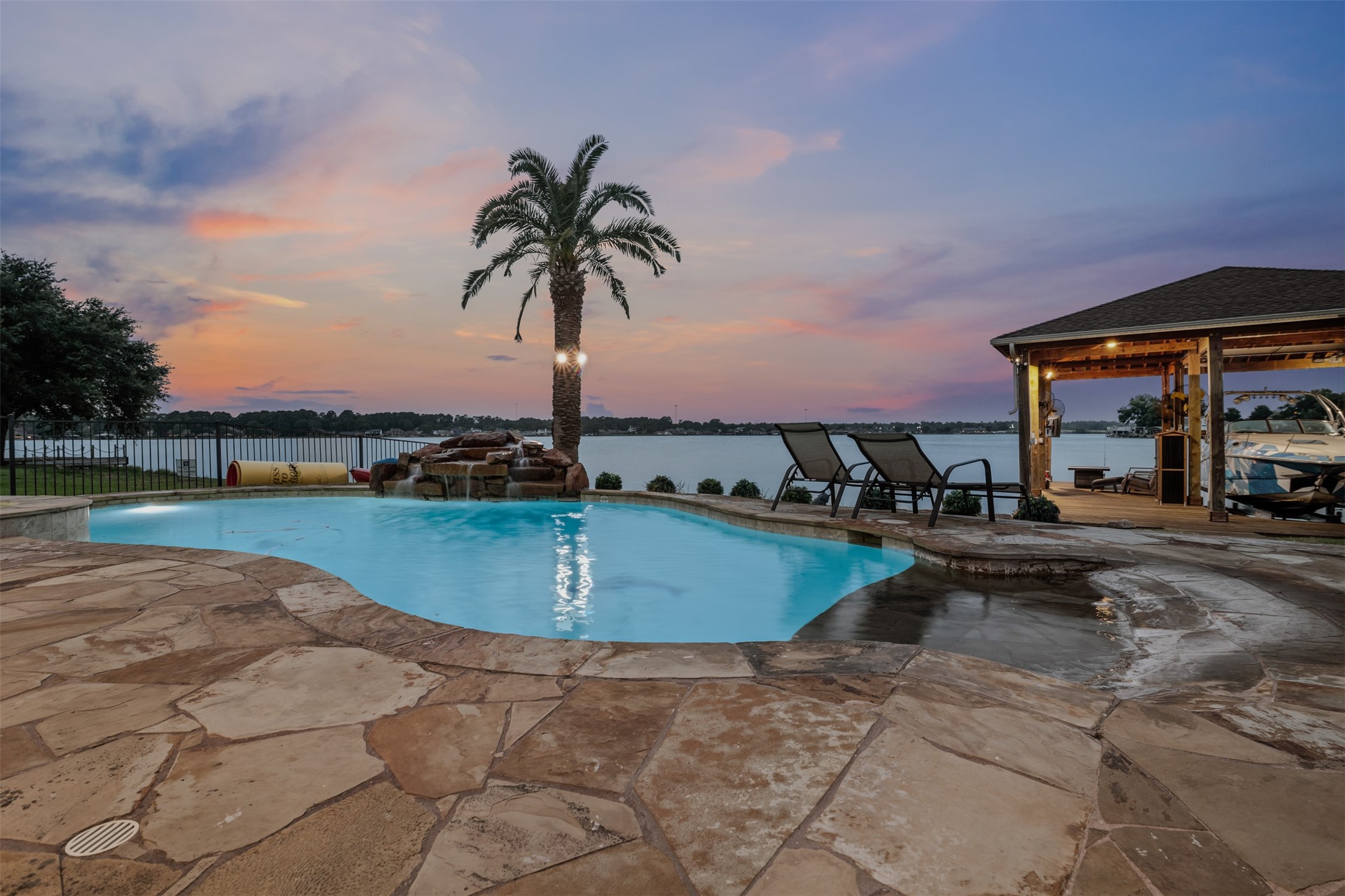 14030 Shoreline Drive Property Photo 2