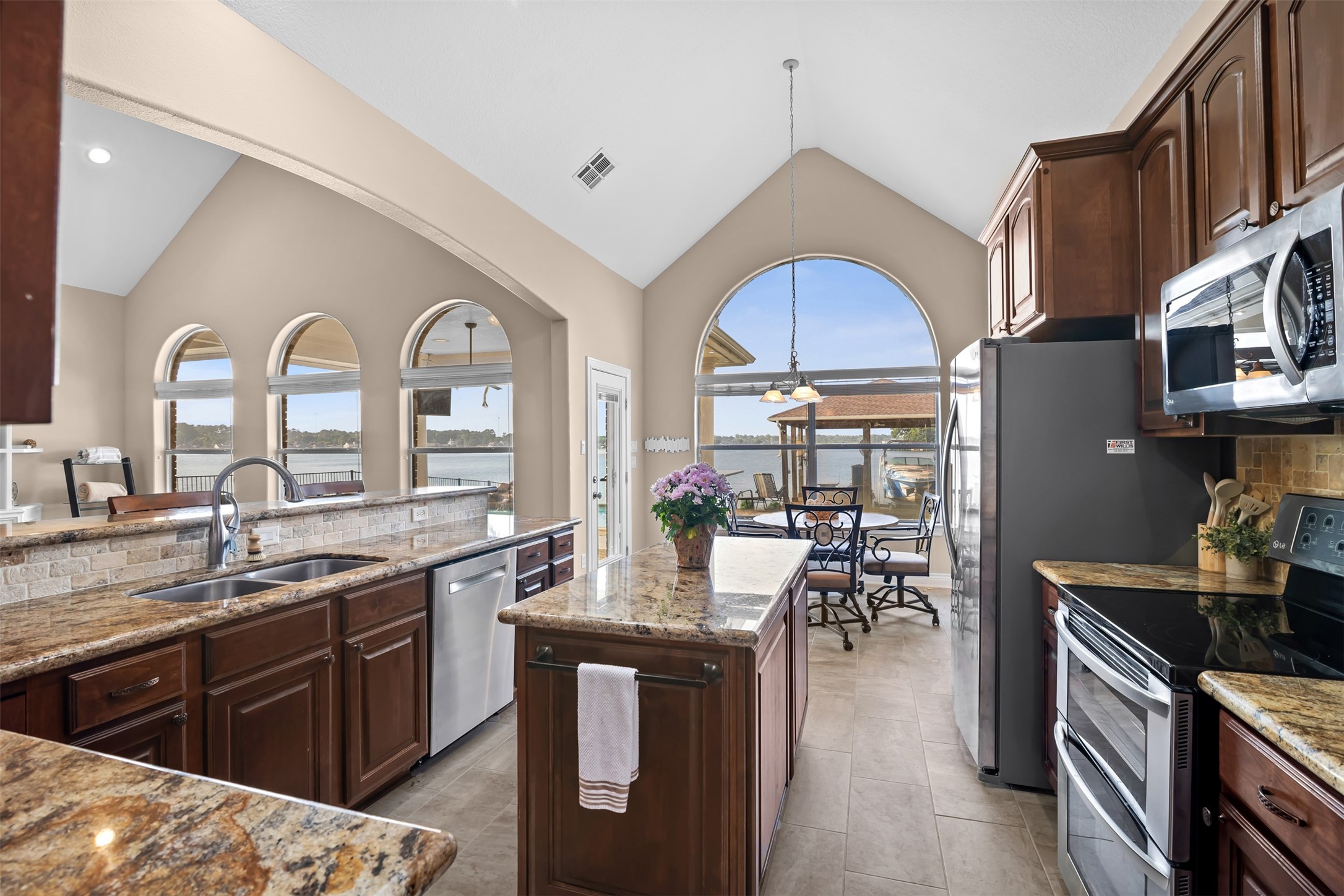 14030 Shoreline Drive Property Photo 12