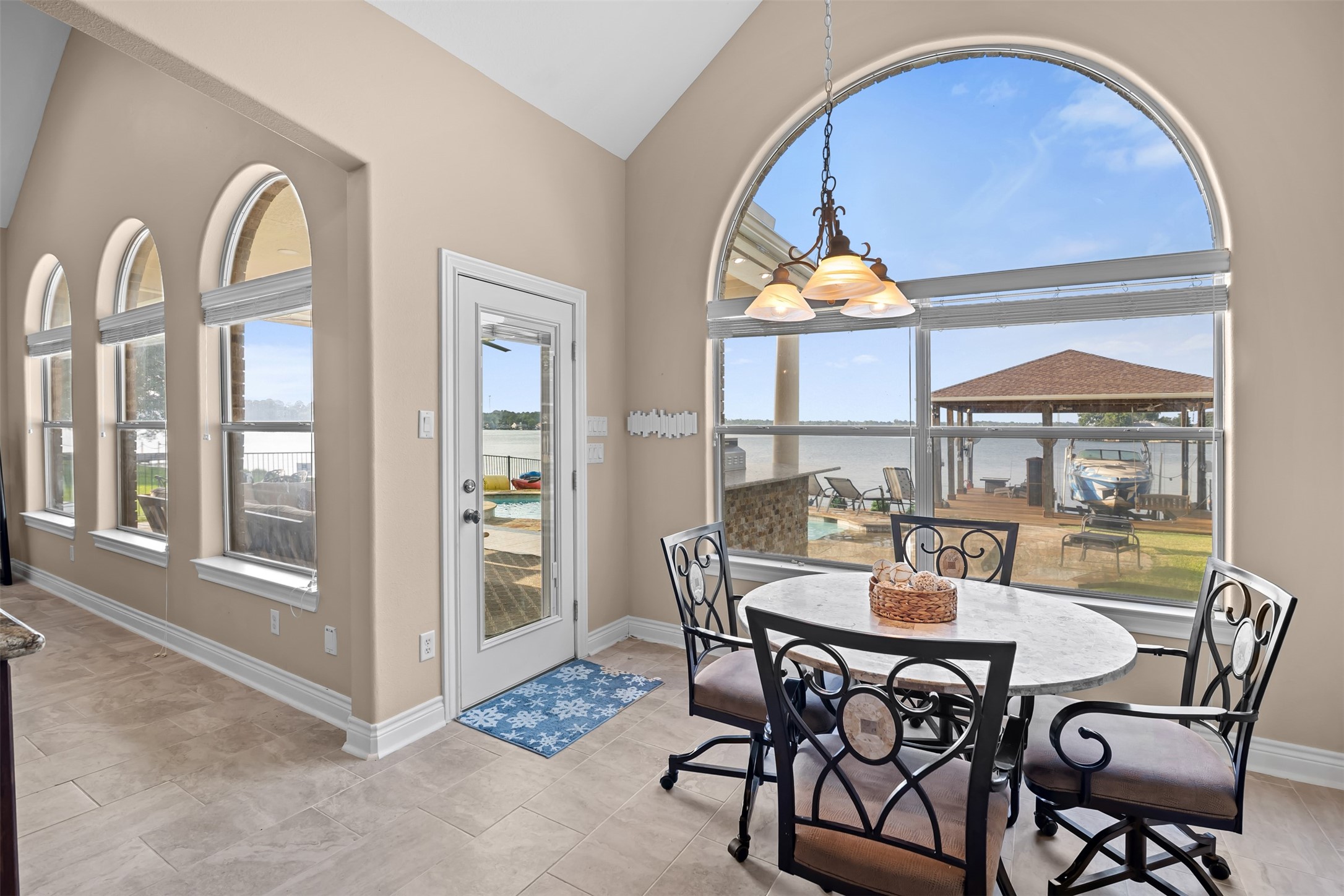 14030 Shoreline Drive Property Photo 14