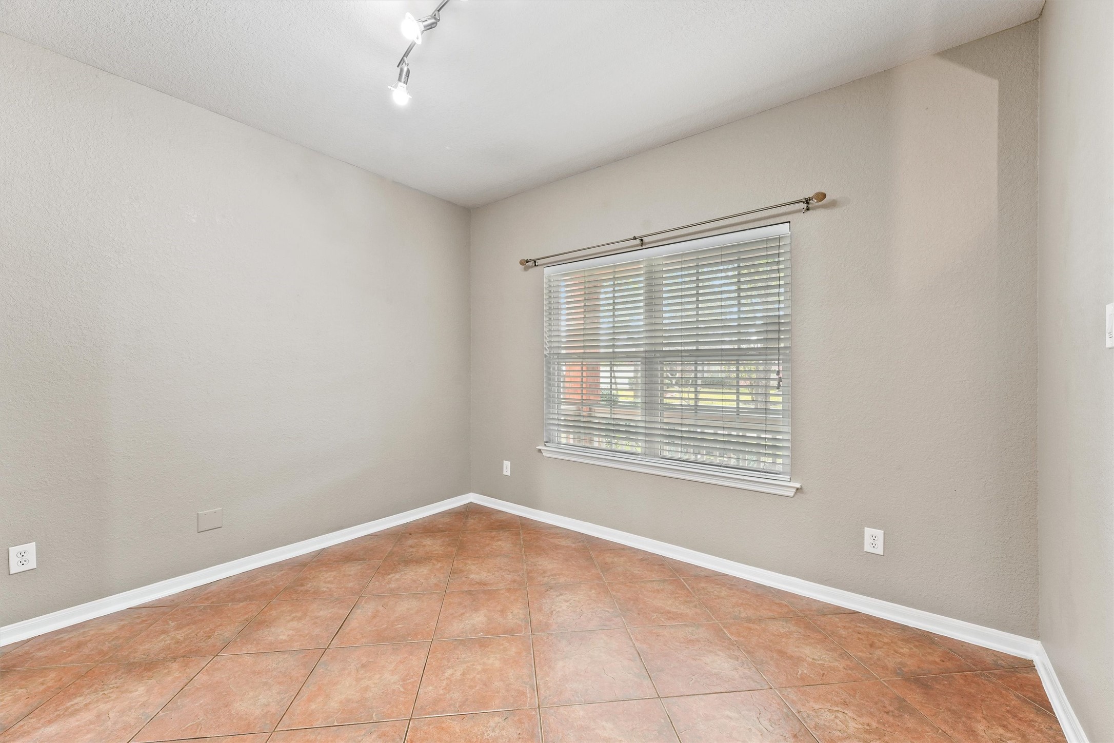 7507 Trail Hollow Property Photo 6