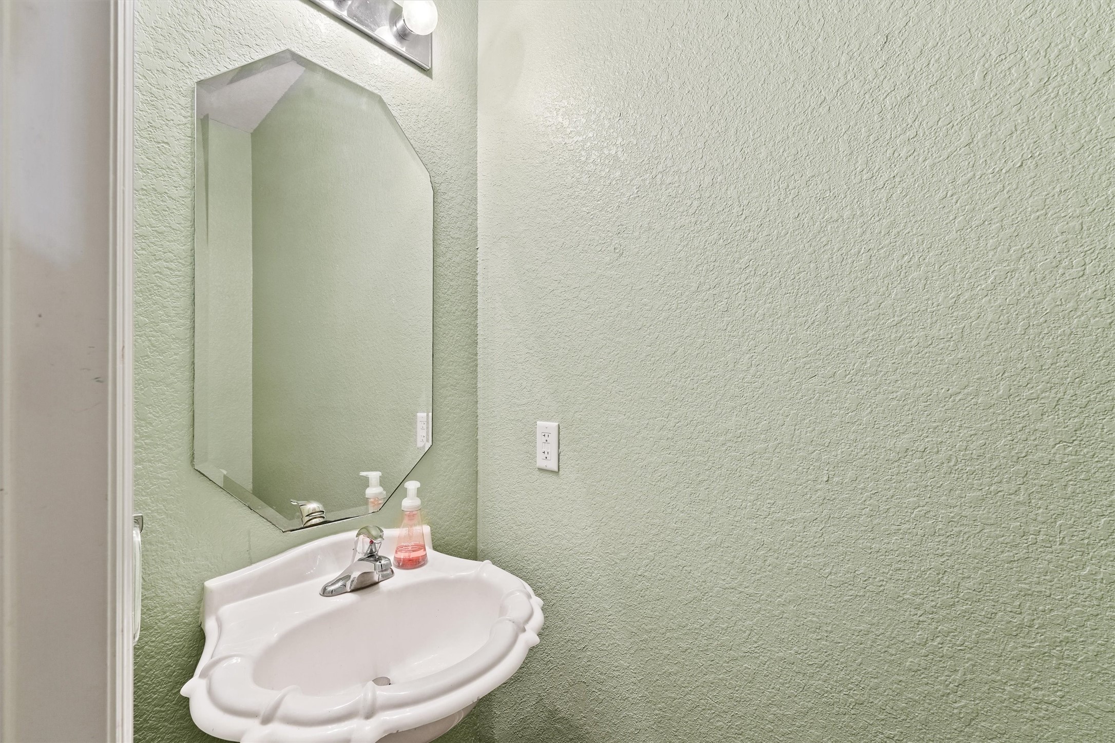 7507 Trail Hollow Property Photo 15