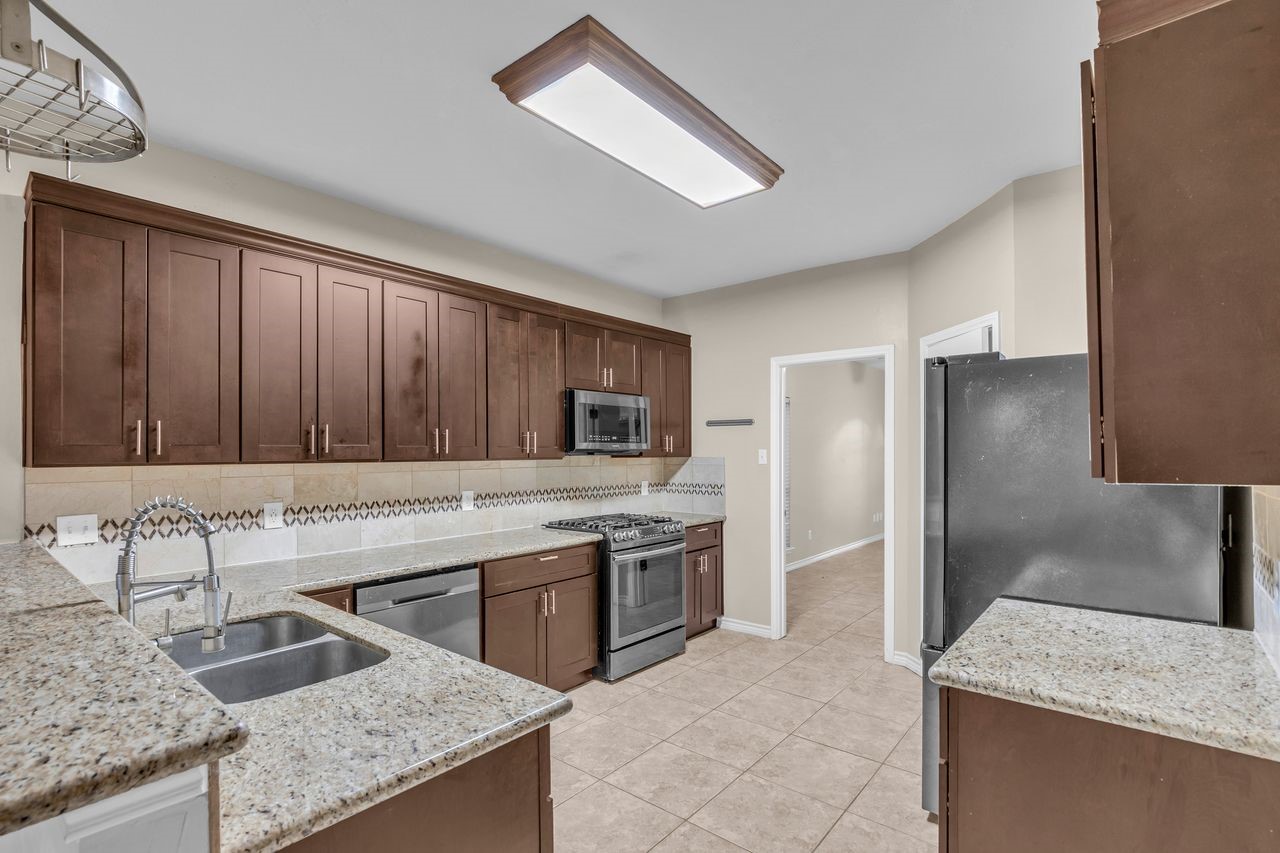 23915 Spring Oak Drive Property Photo 7