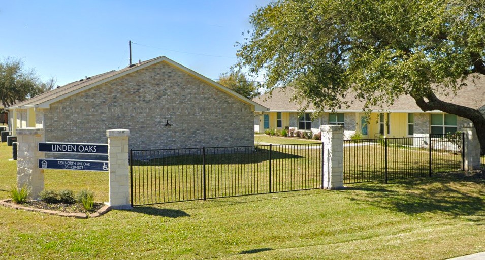 1201 N Live Oak Property Photo 1