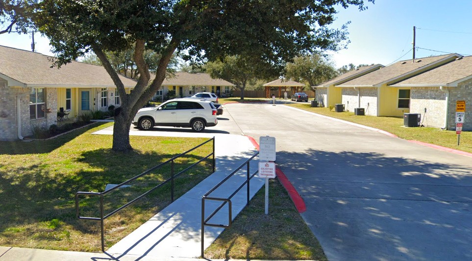 1201 N Live Oak Property Photo 3