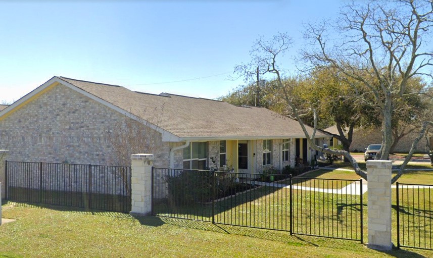 1201 N Live Oak Property Photo 4