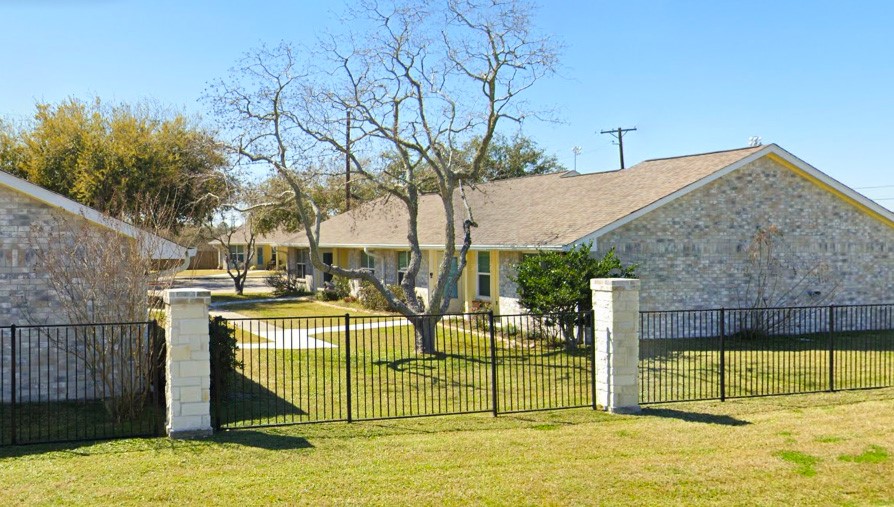 1201 N Live Oak Property Photo 5