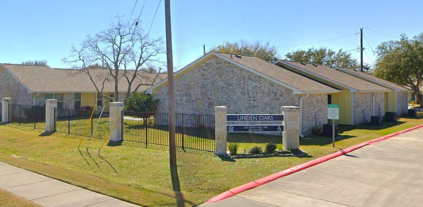1201 N Live Oak Property Photo 6
