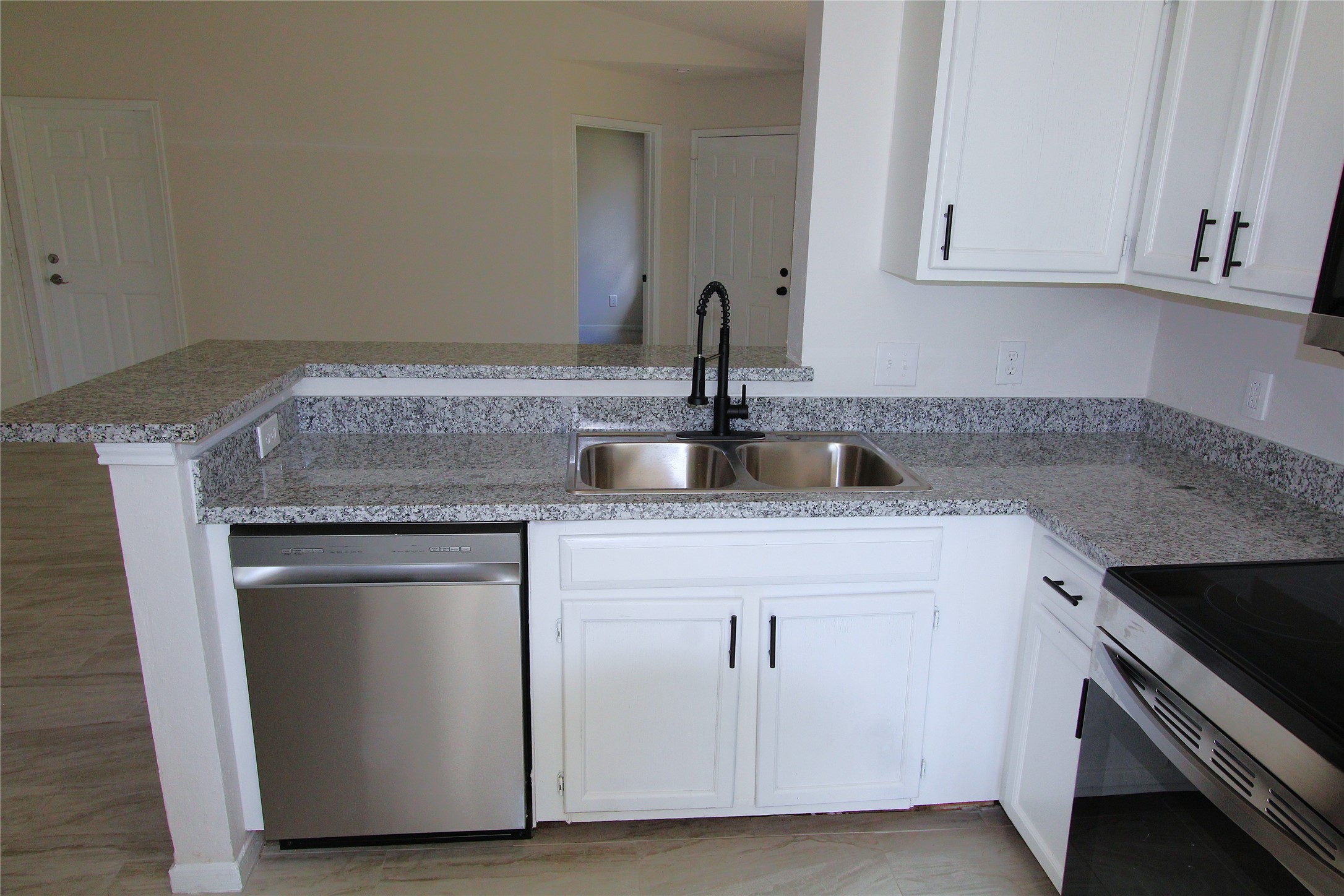 7713 Ellis Drive Property Photo 8