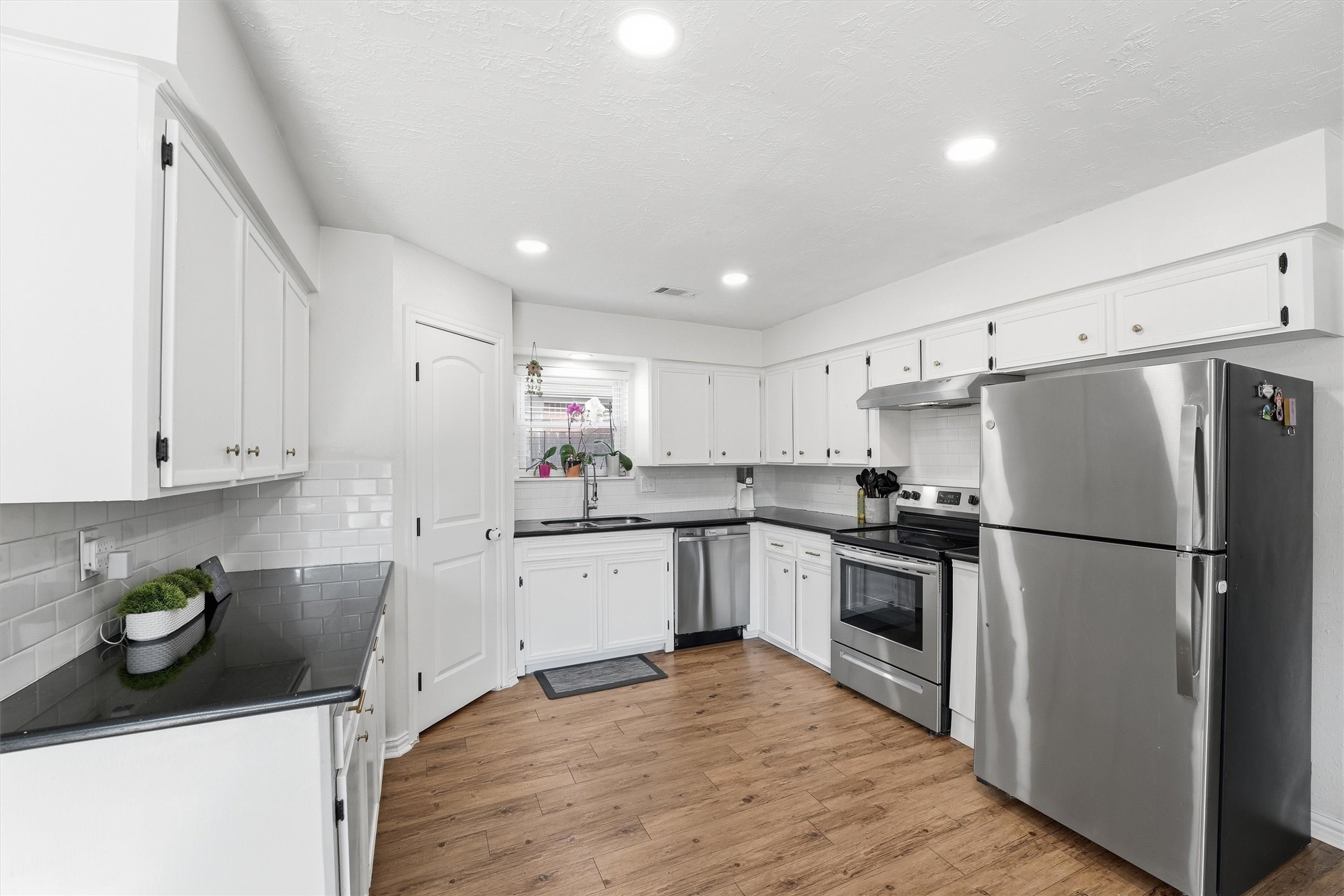 21031 Northern Colony Court Property Photo 6