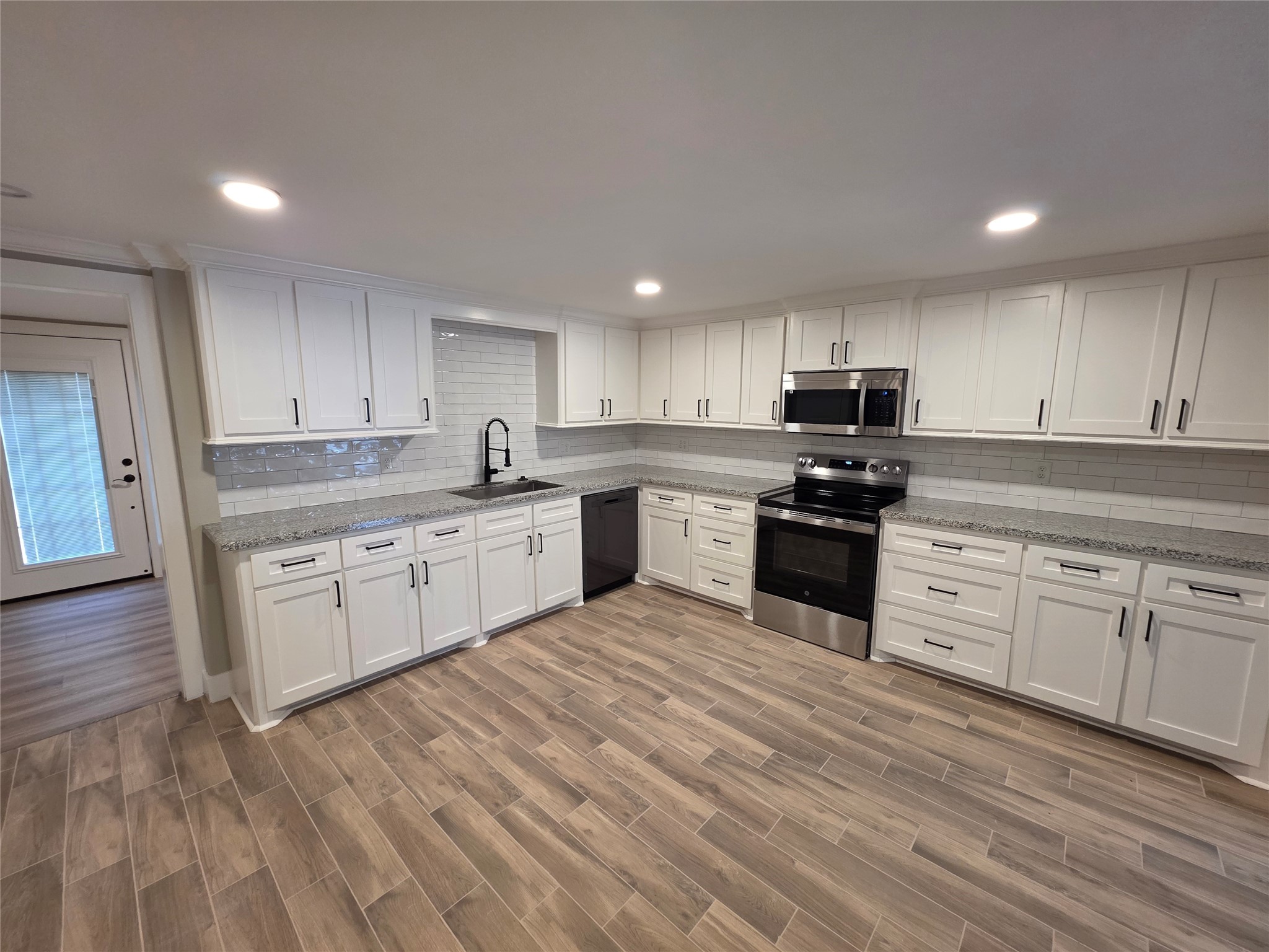 10731 Hillside Drive Property Photo 6