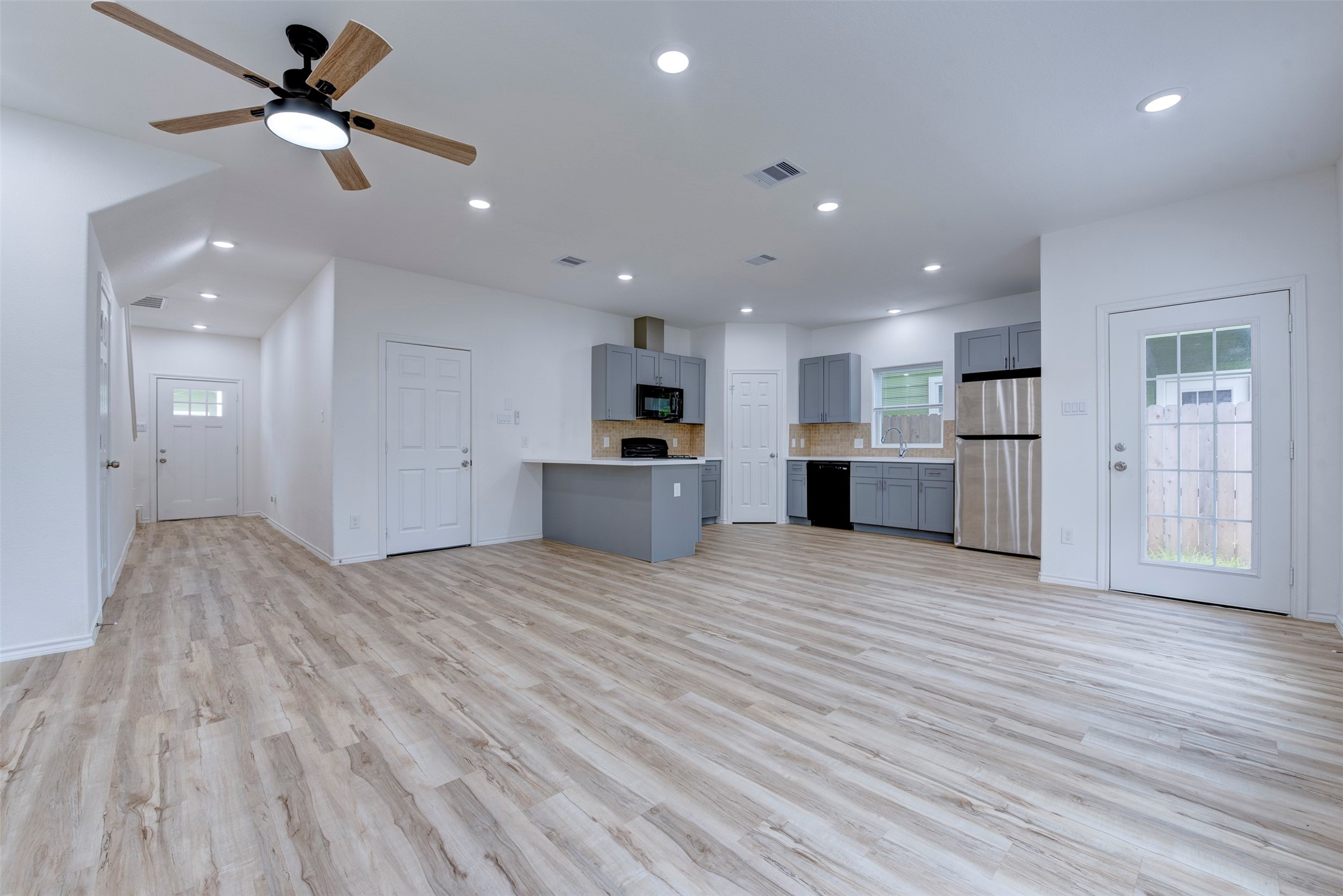 8202 Homewood Lane E Property Photo 6