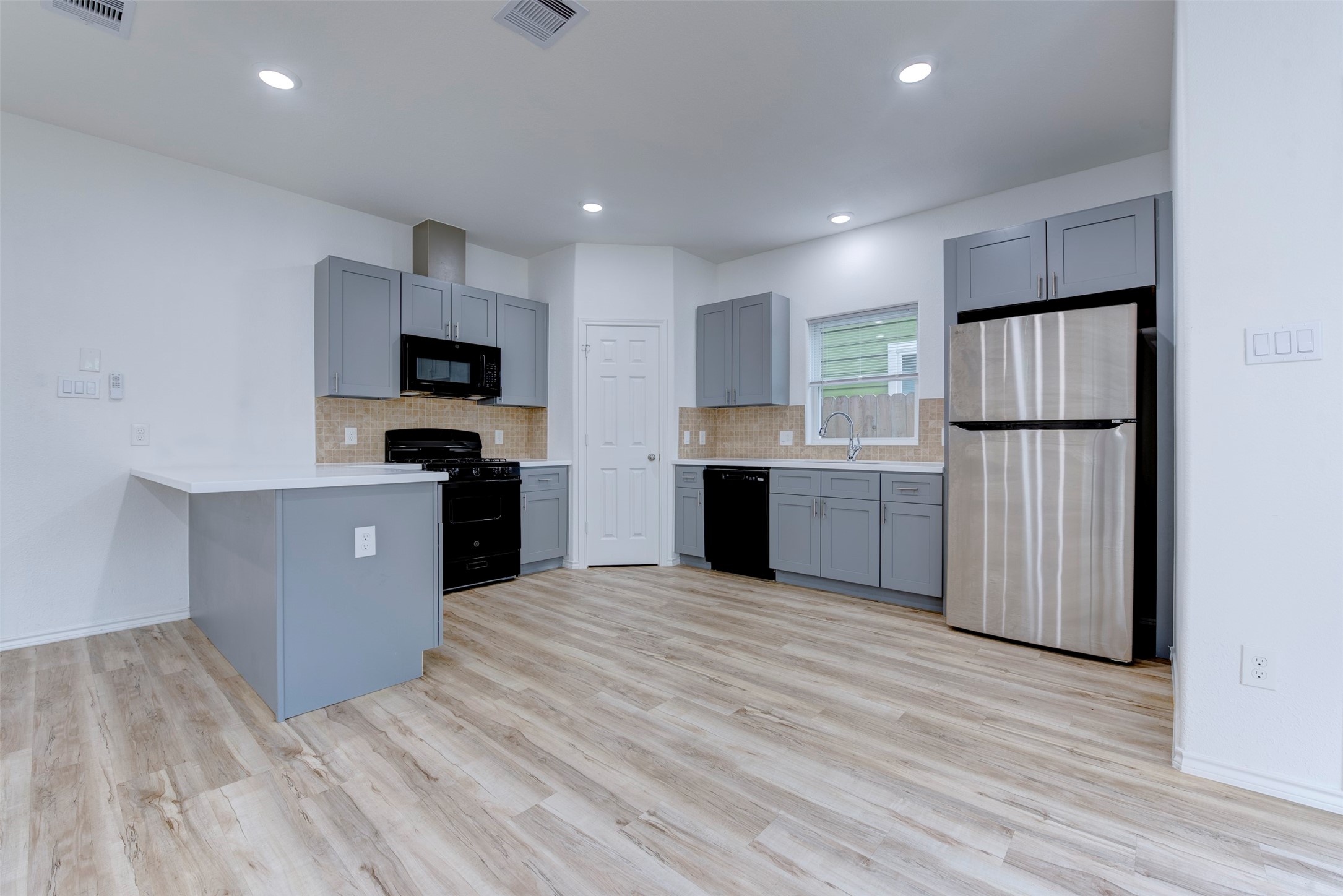 8202 Homewood Lane E Property Photo 13