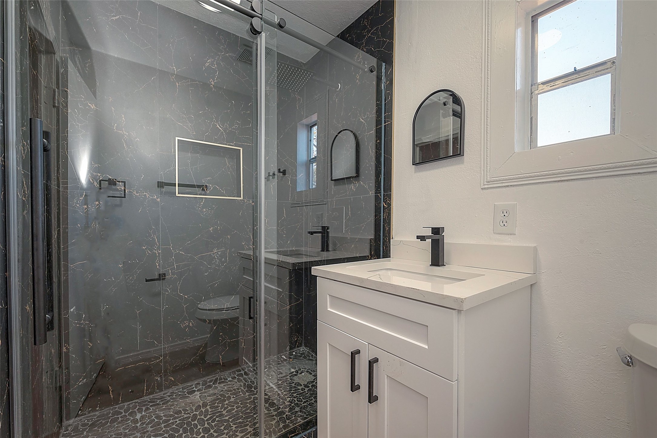 3320 Hays Street B Property Photo 6