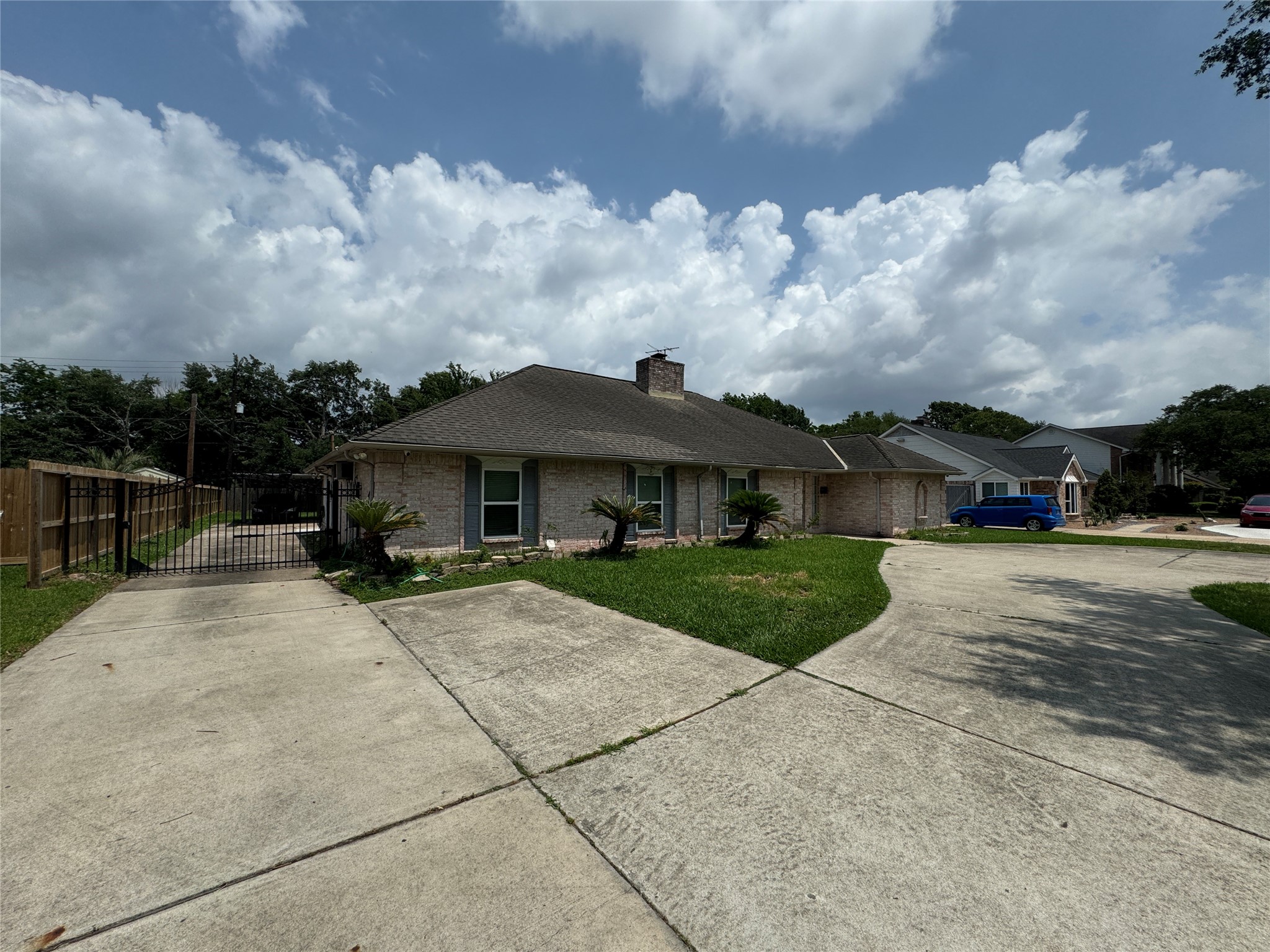 7910 Sands Point Drive Property Photo 2