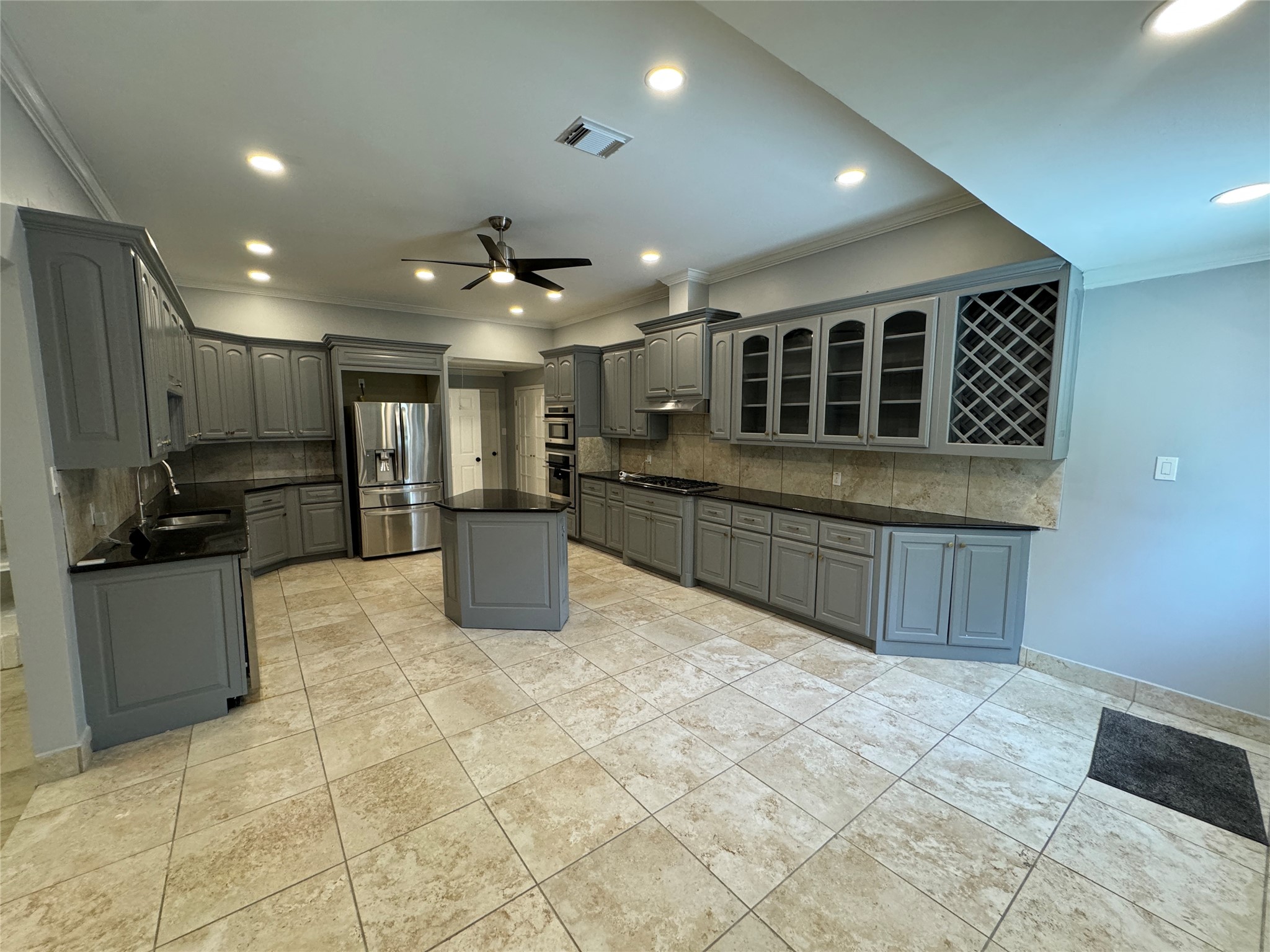 7910 Sands Point Drive Property Photo 3