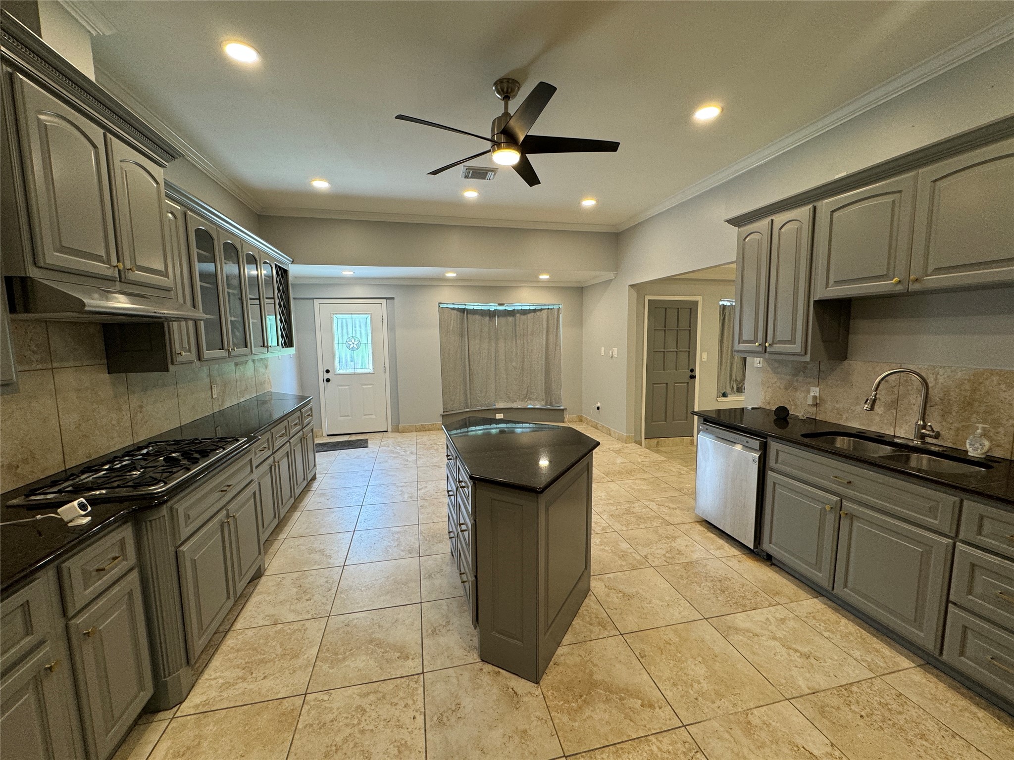 7910 Sands Point Drive Property Photo 4