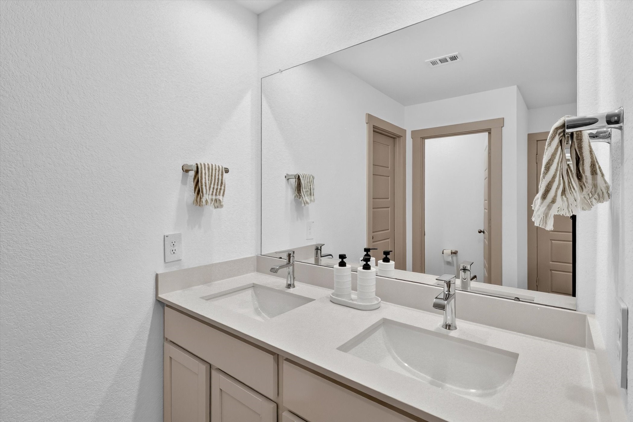 7907 Sleek Flock Lane Property Photo 17